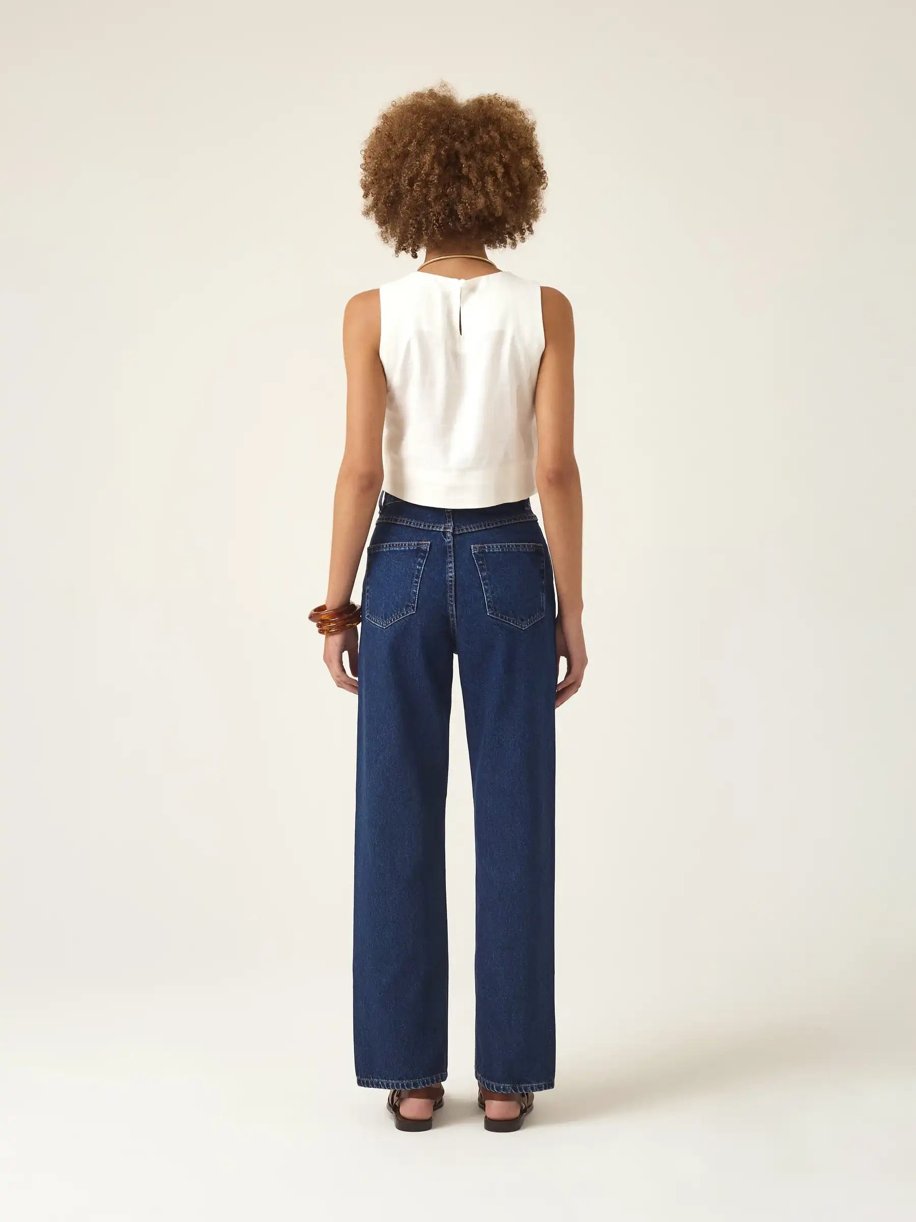 Calça Jeans Reta Araçá Azul Escuro Eco Denim™. Compre online moda sustentável e atemporal na Minimadeia, marca slow fashion de roupas femininas sustentáveis. Foto produto ABR25 05