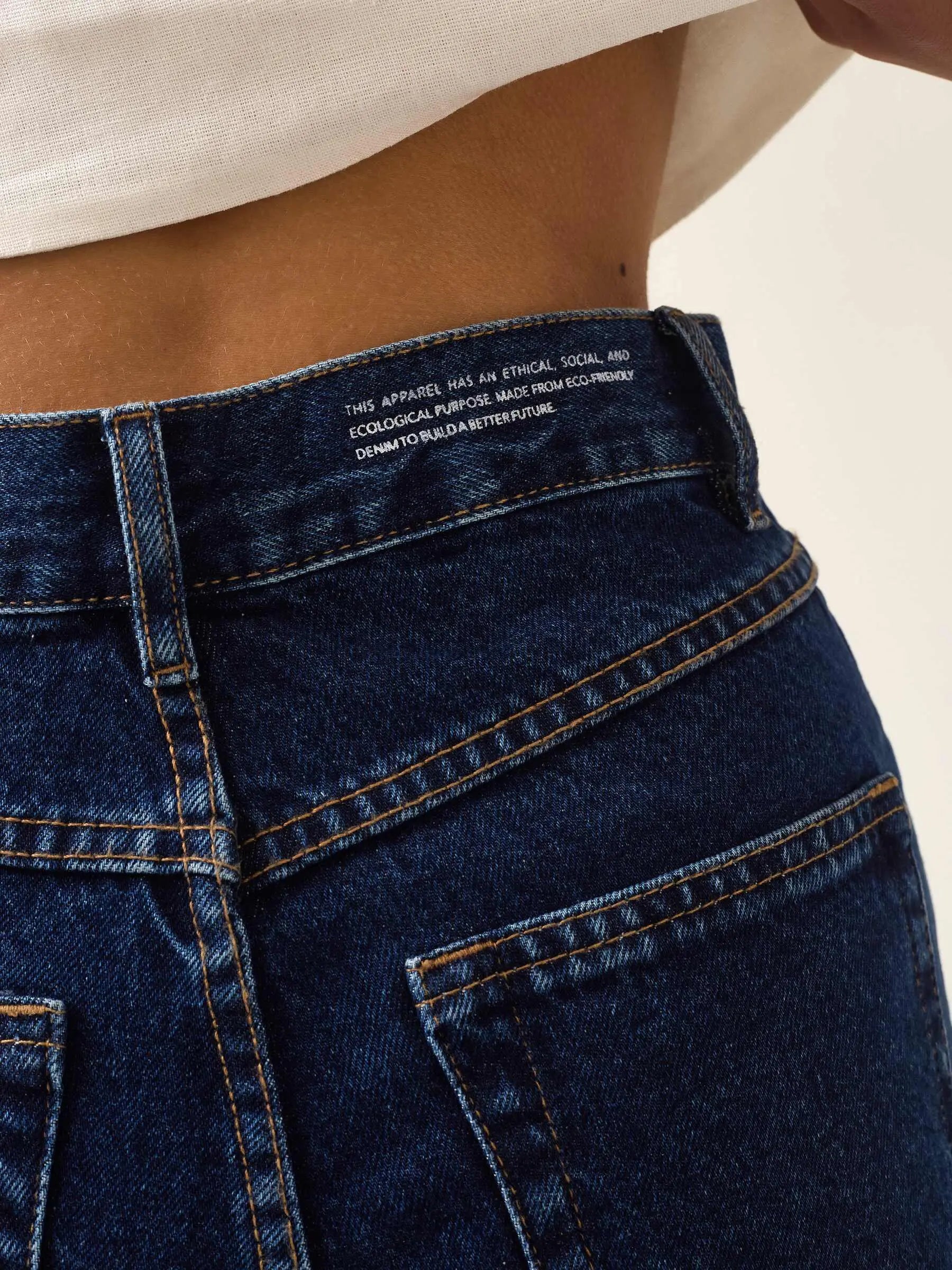 Calça Jeans Reta Araçá Azul Escuro Eco Denim™. Compre online moda sustentável e atemporal na Minimadeia, marca slow fashion de roupas femininas sustentáveis. Foto produto ABR25 06