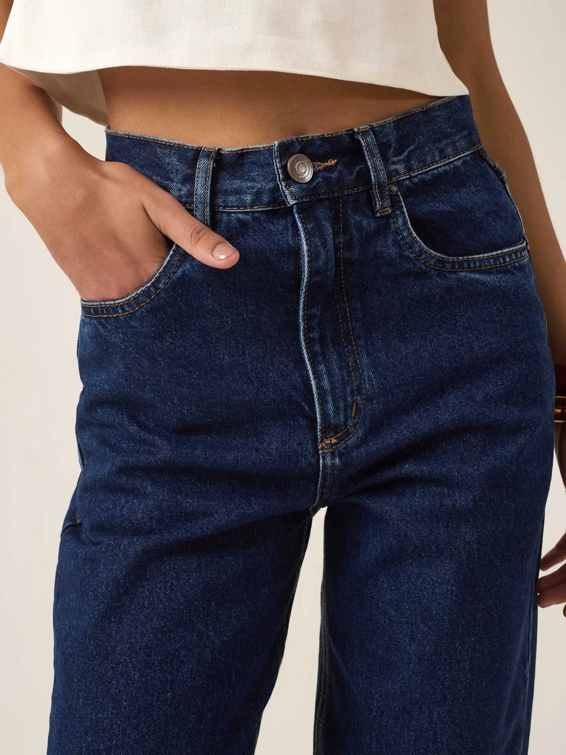 Calça Jeans Reta Araçá Azul Escuro Eco Denim™. Compre online moda sustentável e atemporal na Minimadeia, marca slow fashion de roupas femininas sustentáveis. Foto produto ABR25 07