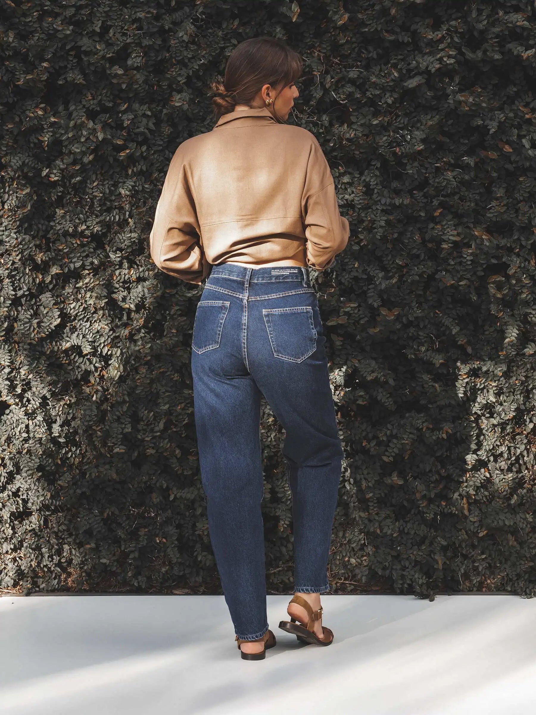 Calça Jeans Reta Araçá Azul Escuro Eco Denim™. Compre online moda sustentável e atemporal na Minimadeia, marca slow fashion de roupas femininas sustentáveis. Foto produto MAI25 04