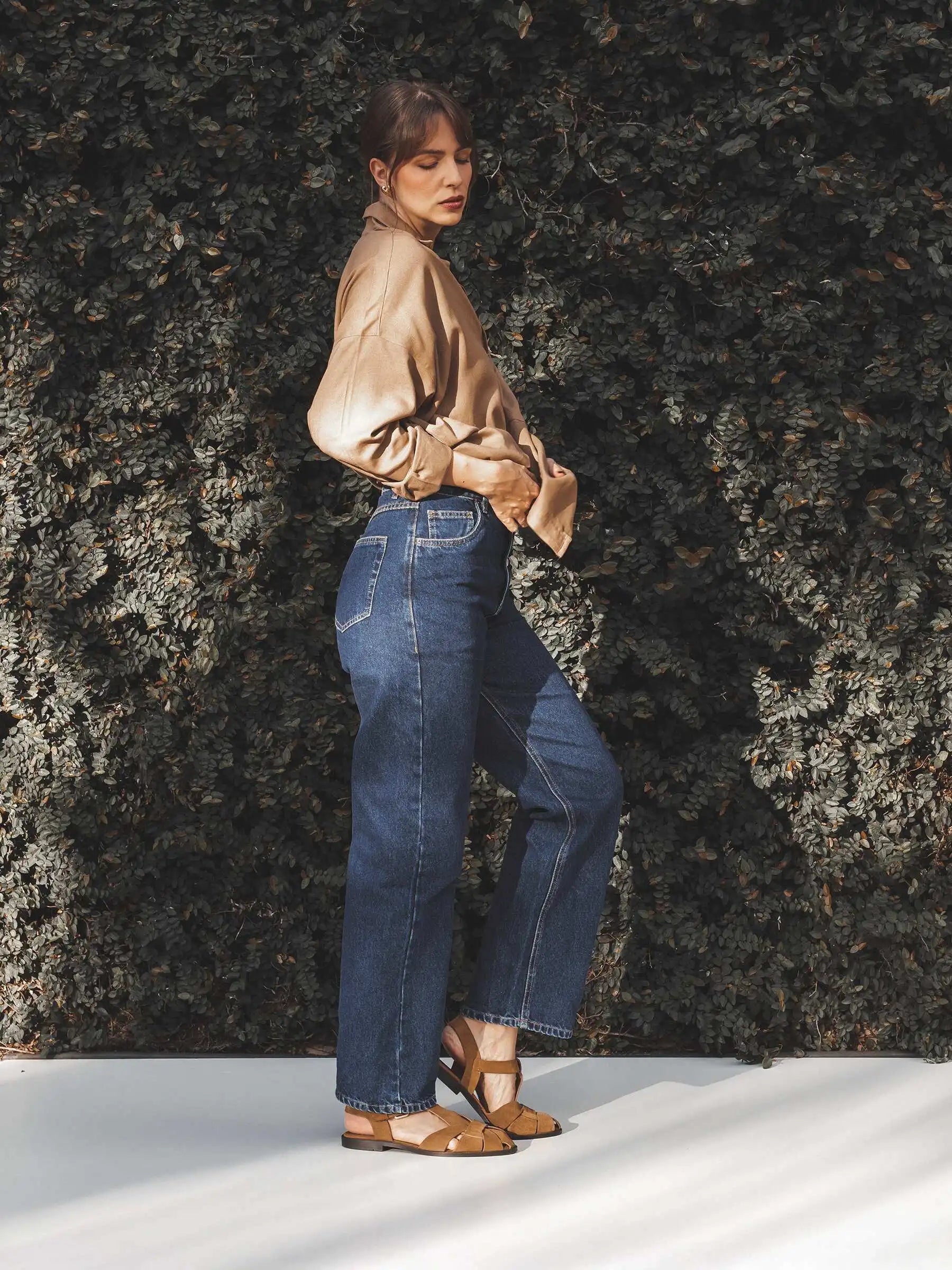 Calça Jeans Reta Araçá Azul Escuro Eco Denim™. Compre online moda sustentável e atemporal na Minimadeia, marca slow fashion de roupas femininas sustentáveis. Foto produto MAI25 05