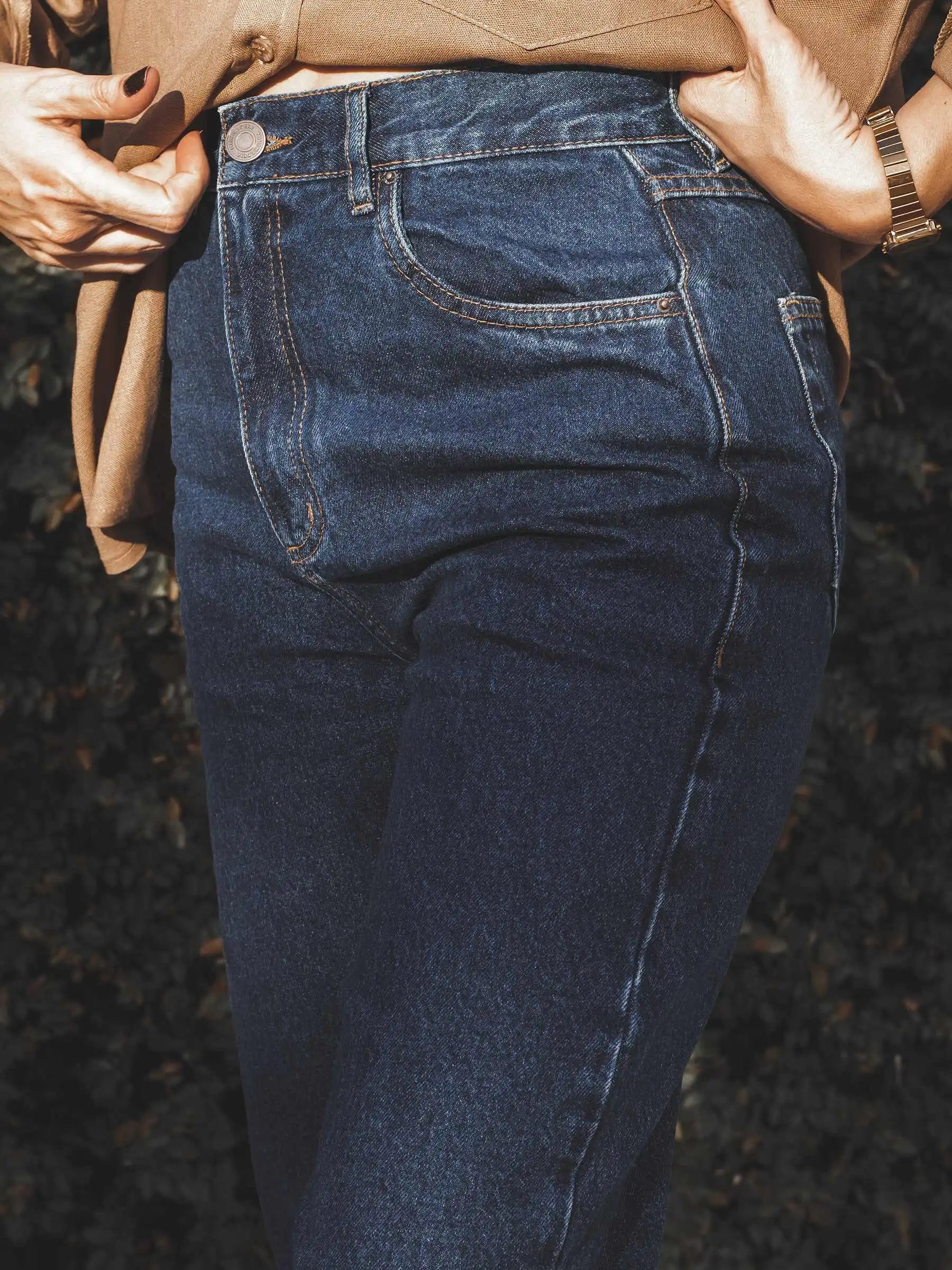 Calça Jeans Reta Araçá Azul Escuro Eco Denim™. Compre online moda sustentável e atemporal na Minimadeia, marca slow fashion de roupas femininas sustentáveis. Foto produto MAI25 07