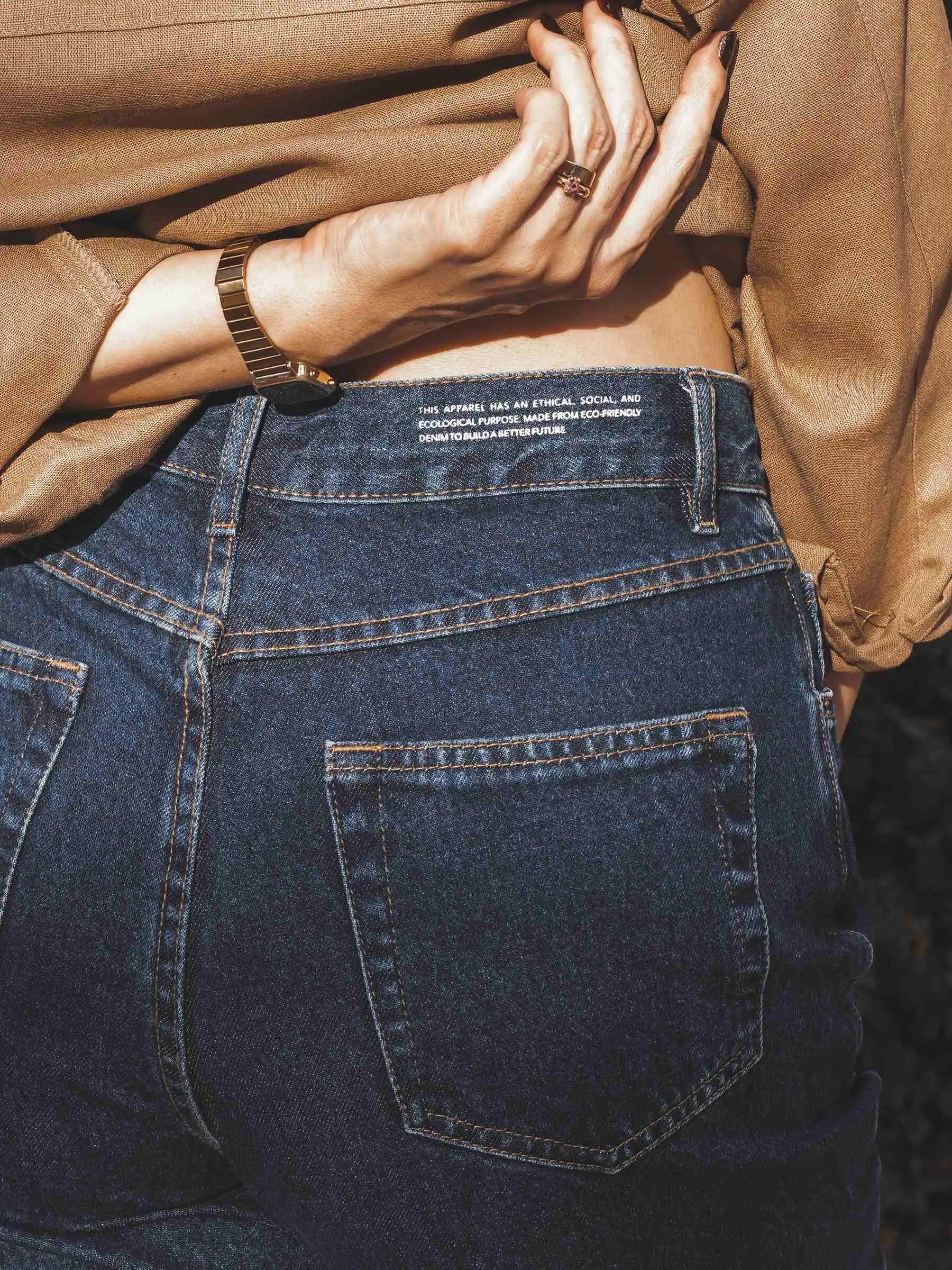 Calça Jeans Reta Araçá Azul Escuro Eco Denim™. Compre online moda sustentável e atemporal na Minimadeia, marca slow fashion de roupas femininas sustentáveis. Foto produto MAI25 08
