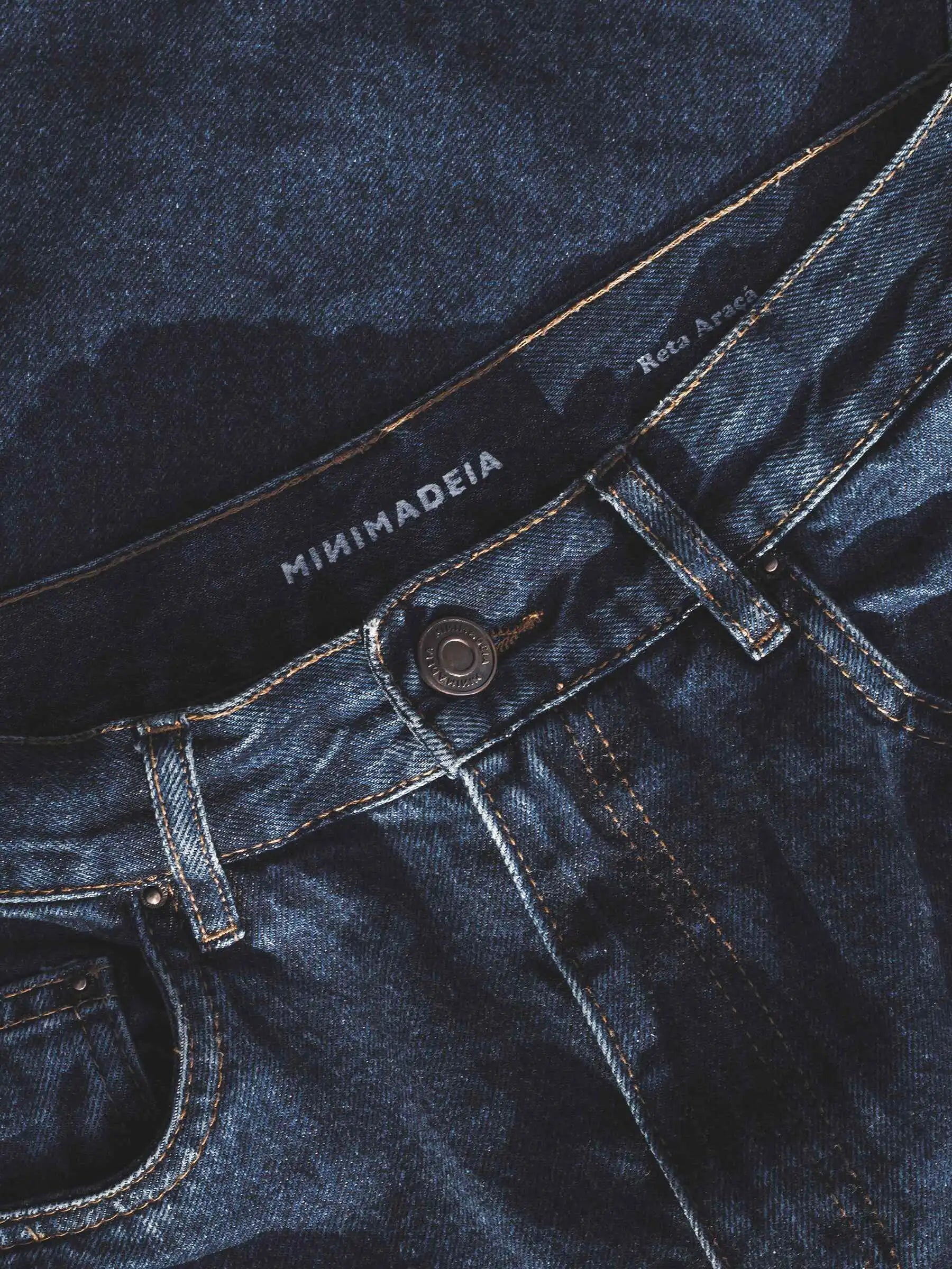 Calça Jeans Reta Araçá Azul Escuro Eco Denim™. Compre online moda sustentável e atemporal na Minimadeia, marca slow fashion de roupas femininas sustentáveis. Foto produto MAI25 10