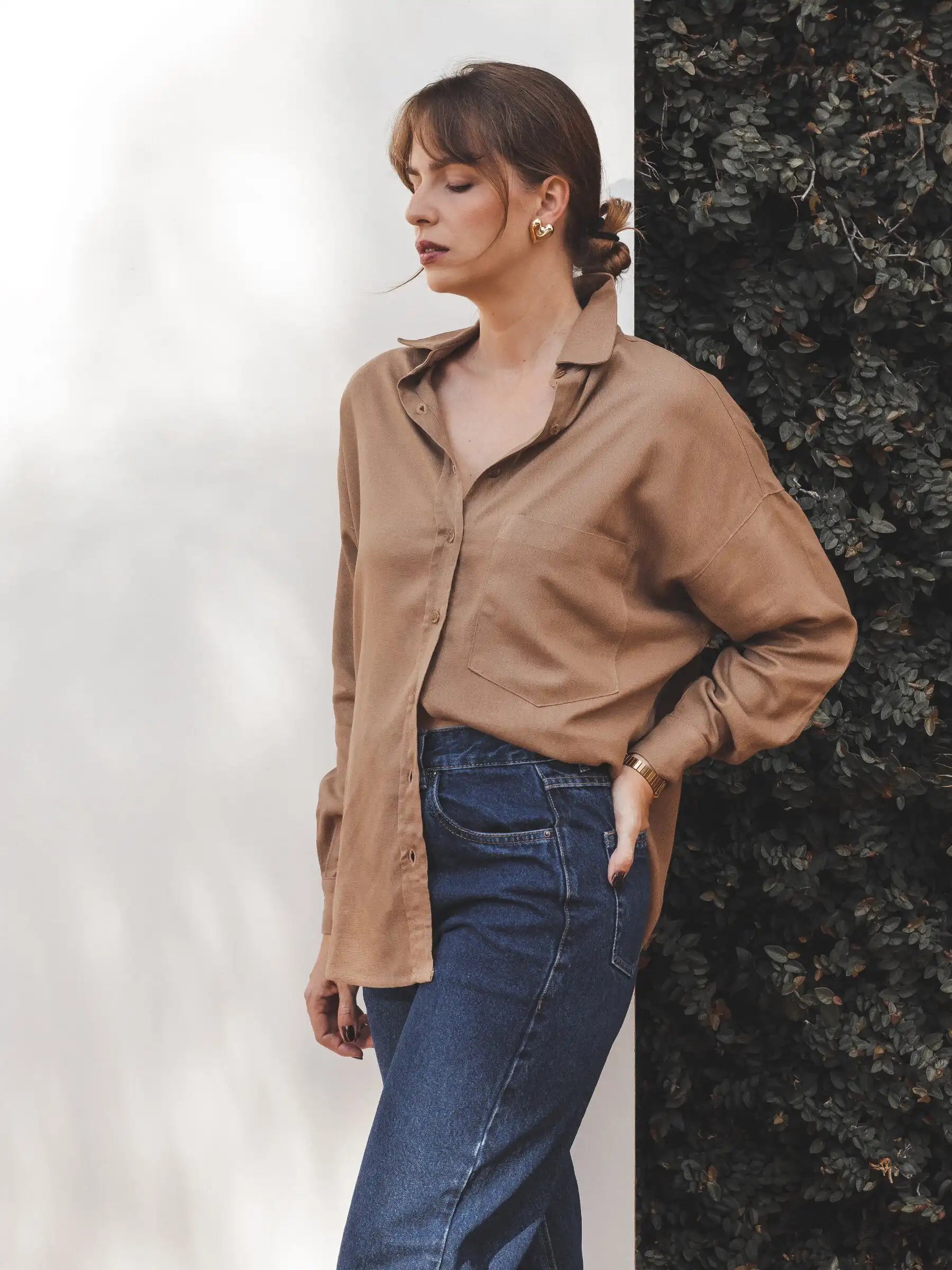 Camisa Oversized Cupuaçu de Linho e Viscose FSC™ Marrom Claro. Compre online moda sustentável e atemporal na Minimadeia, marca slow fashion de roupas femininas sustentáveis. Foto produto destaque MAI25