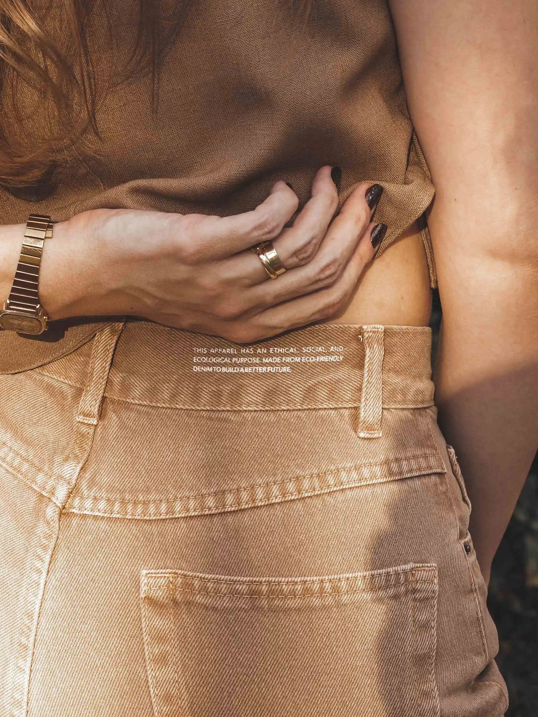 Calça Jeans Reta Araçá Marrom Claro Eco Denim™. Compre online moda sustentável e atemporal na Minimadeia, marca slow fashion de roupas femininas sustentáveis. Foto produto MAI25 10