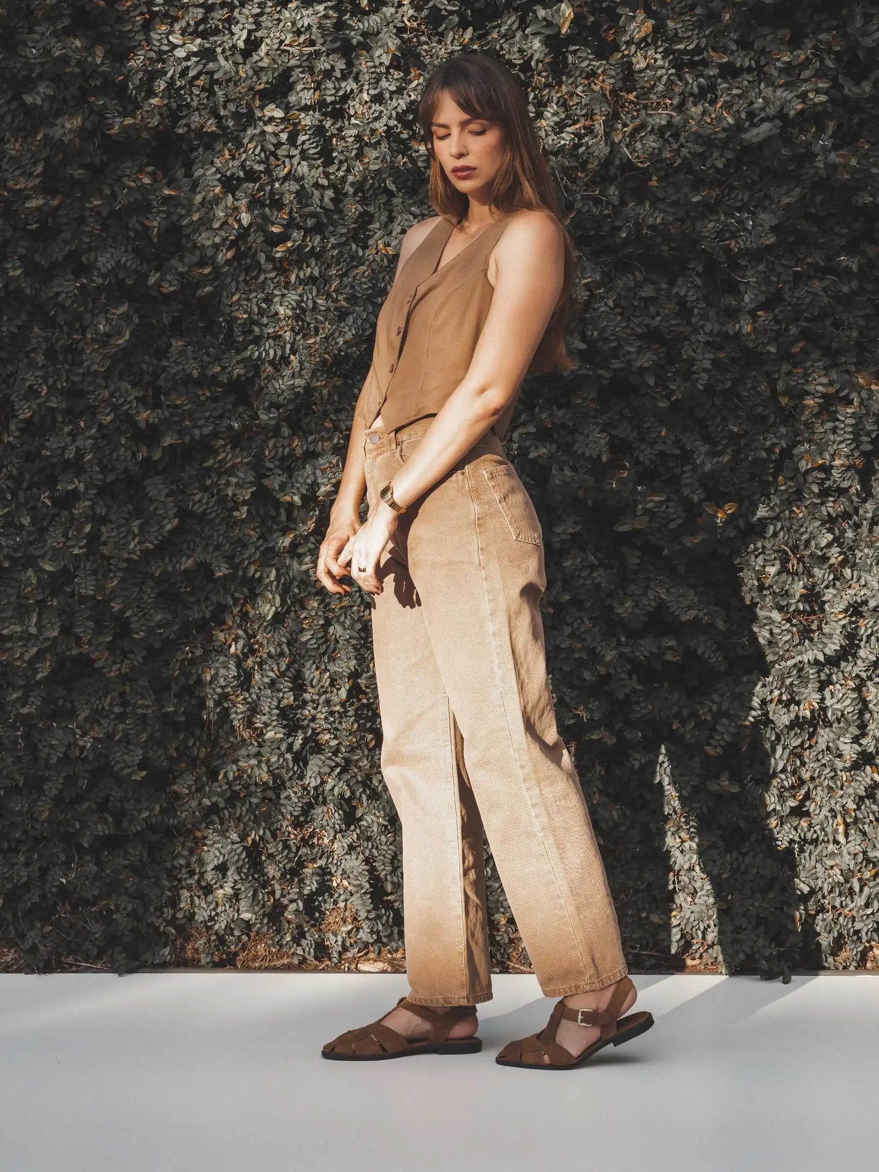 Calça Jeans Reta Araçá Marrom Claro Eco Denim™. Compre online moda sustentável e atemporal na Minimadeia, marca slow fashion de roupas femininas sustentáveis. Foto produto MAI25 13