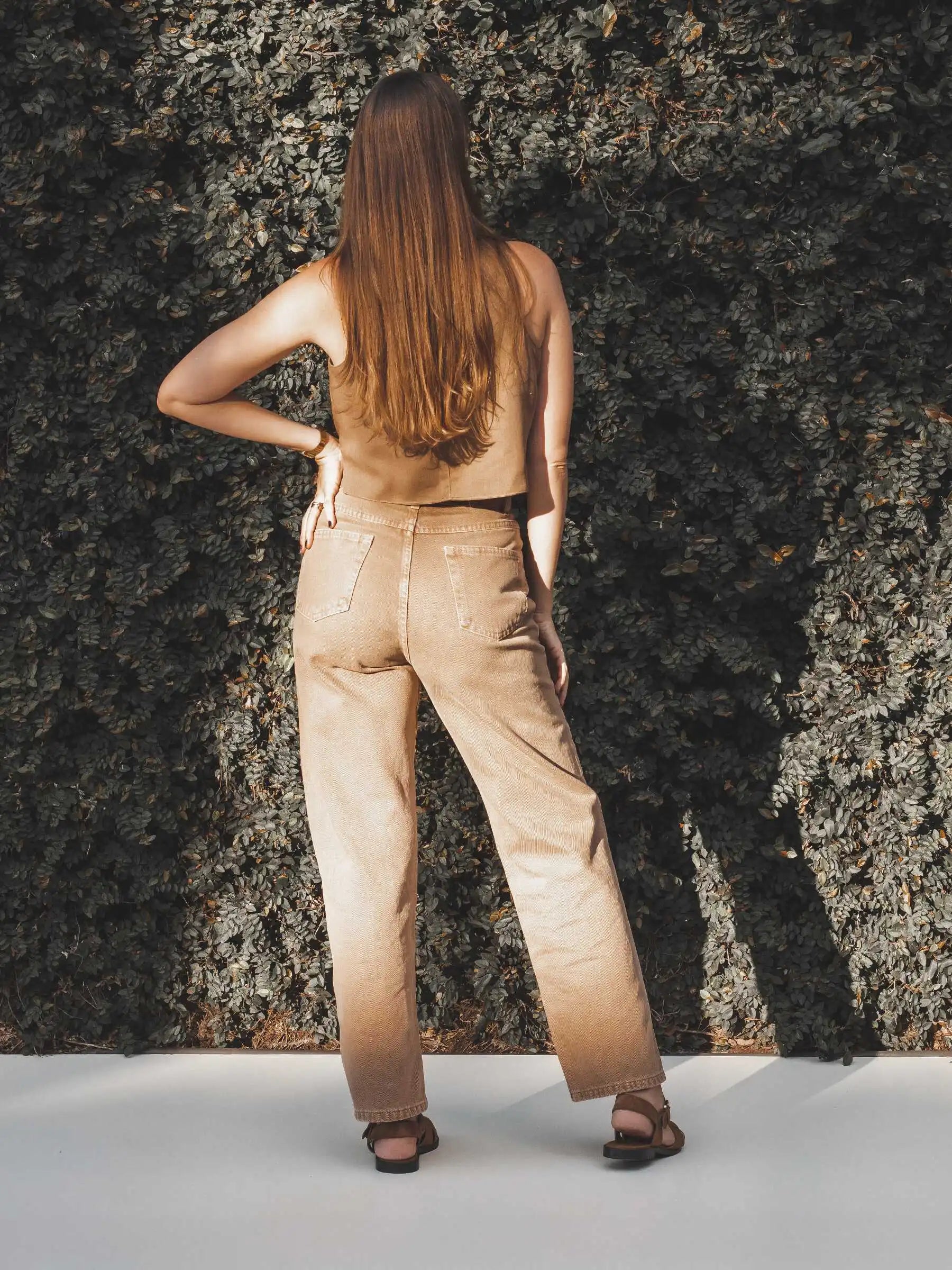 Calça Jeans Reta Araçá Marrom Claro Eco Denim™. Compre online moda sustentável e atemporal na Minimadeia, marca slow fashion de roupas femininas sustentáveis. Foto produto MAI25 14
