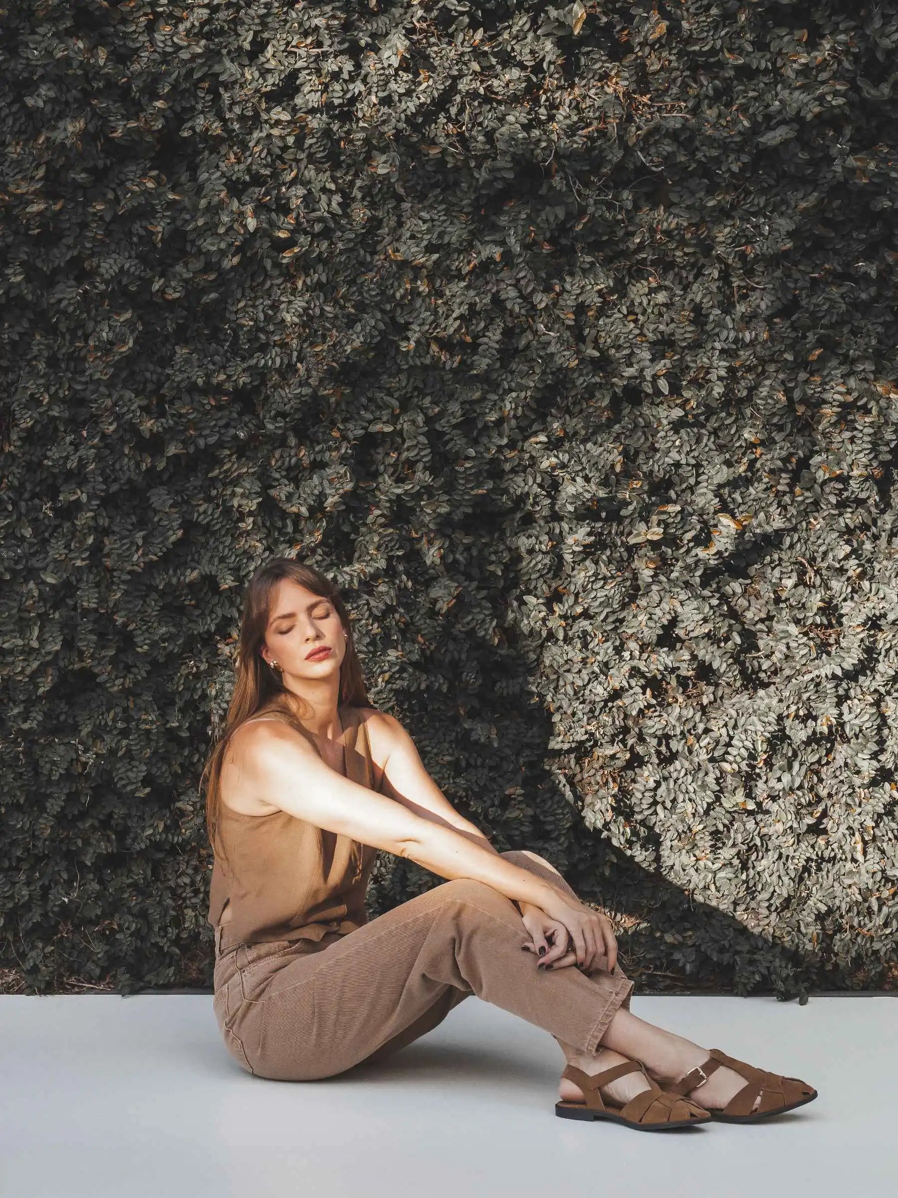 Calça Jeans Reta Araçá Marrom Claro Eco Denim™. Compre online moda sustentável e atemporal na Minimadeia, marca slow fashion de roupas femininas sustentáveis. Foto produto MAI25 17