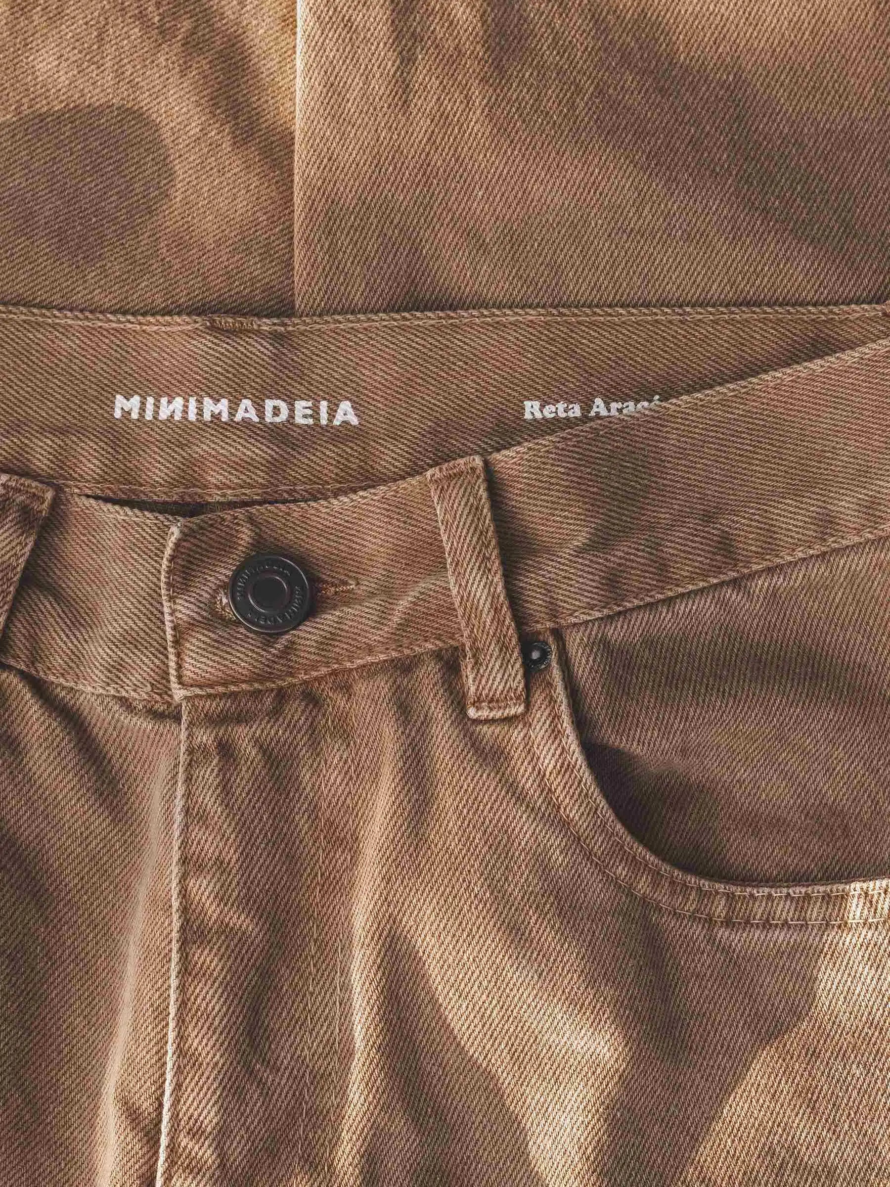 Calça Jeans Reta Araçá Marrom Claro Eco Denim™. Compre online moda sustentável e atemporal na Minimadeia, marca slow fashion de roupas femininas sustentáveis. Foto produto MAI25 20