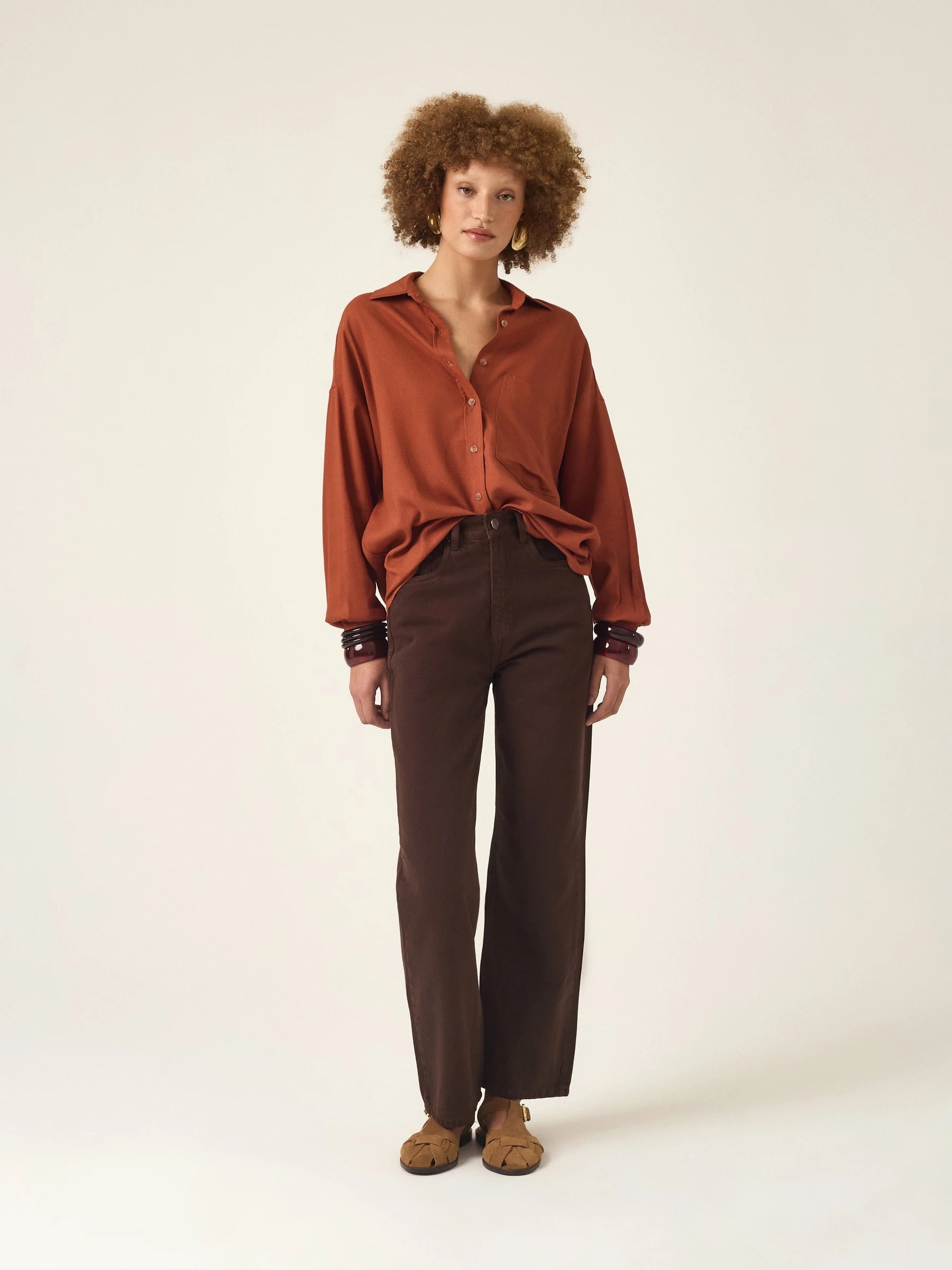 Calça Jeans Reta Araçá Marrom Escuro Eco Denim™. Compre online moda sustentável e atemporal na Minimadeia. Roupas femininas estilosas, básicas e sustentáveis. Foto produto ABR25 03