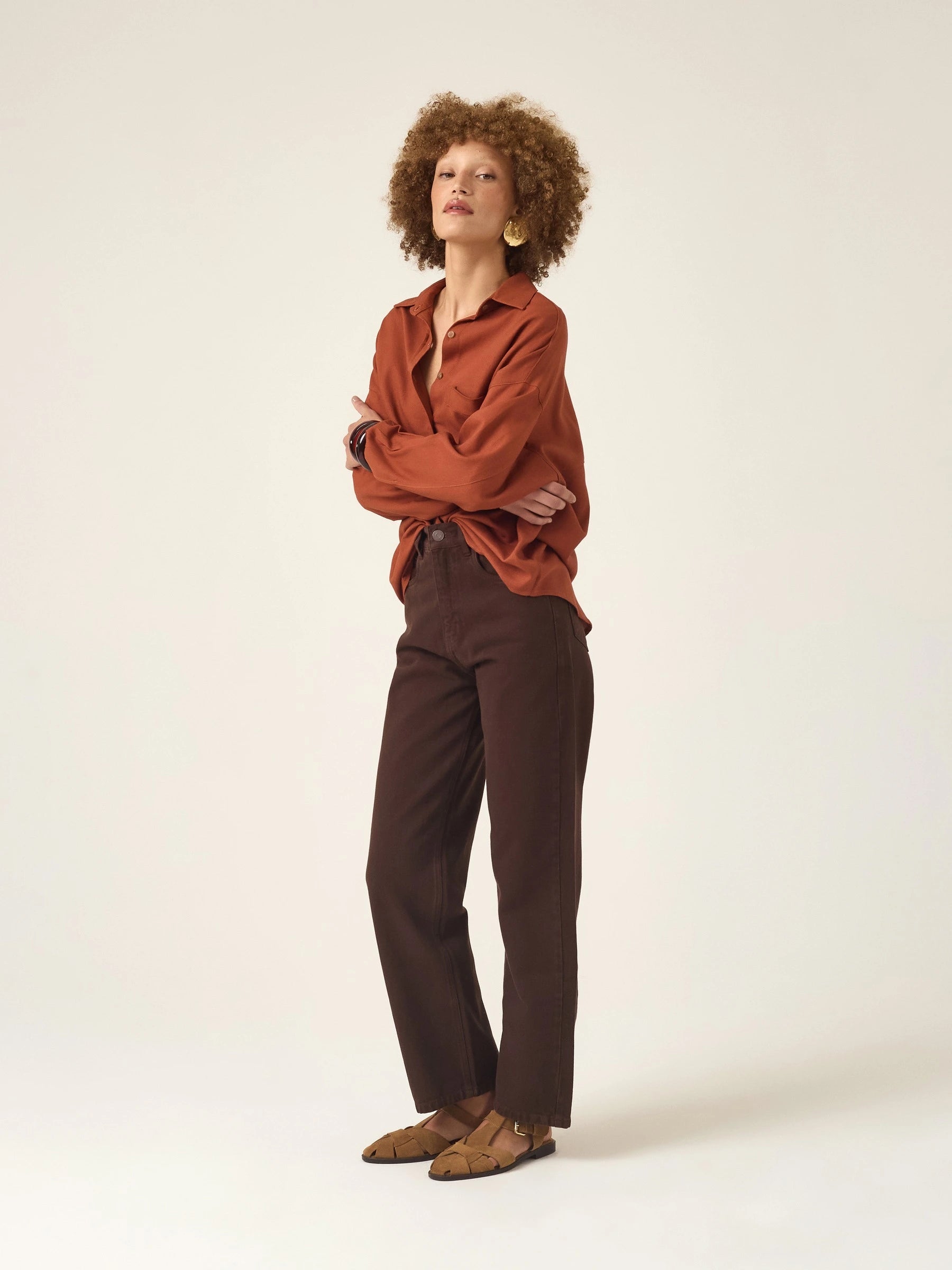 Calça Jeans Reta Araçá Marrom Escuro Eco Denim™. Compre online moda sustentável e atemporal na Minimadeia. Roupas femininas estilosas, básicas e sustentáveis. Foto produto ABR25 04
