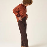 Calça Jeans Reta Araçá Marrom Escuro Eco Denim™. Compre online moda sustentável e atemporal na Minimadeia. Roupas femininas estilosas, básicas e sustentáveis. Foto produto ABR25 05