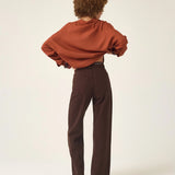 Calça Jeans Reta Araçá Marrom Escuro Eco Denim™. Compre online moda sustentável e atemporal na Minimadeia. Roupas femininas estilosas, básicas e sustentáveis. Foto produto ABR25 06