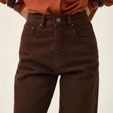 Calça Jeans Reta Araçá Marrom Escuro Eco Denim™. Compre online moda sustentável e atemporal na Minimadeia. Roupas femininas estilosas, básicas e sustentáveis. Foto produto ABR25 07