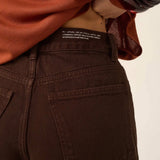 Calça Jeans Reta Araçá Marrom Escuro Eco Denim™. Compre online moda sustentável e atemporal na Minimadeia. Roupas femininas estilosas, básicas e sustentáveis. Foto produto ABR25 08