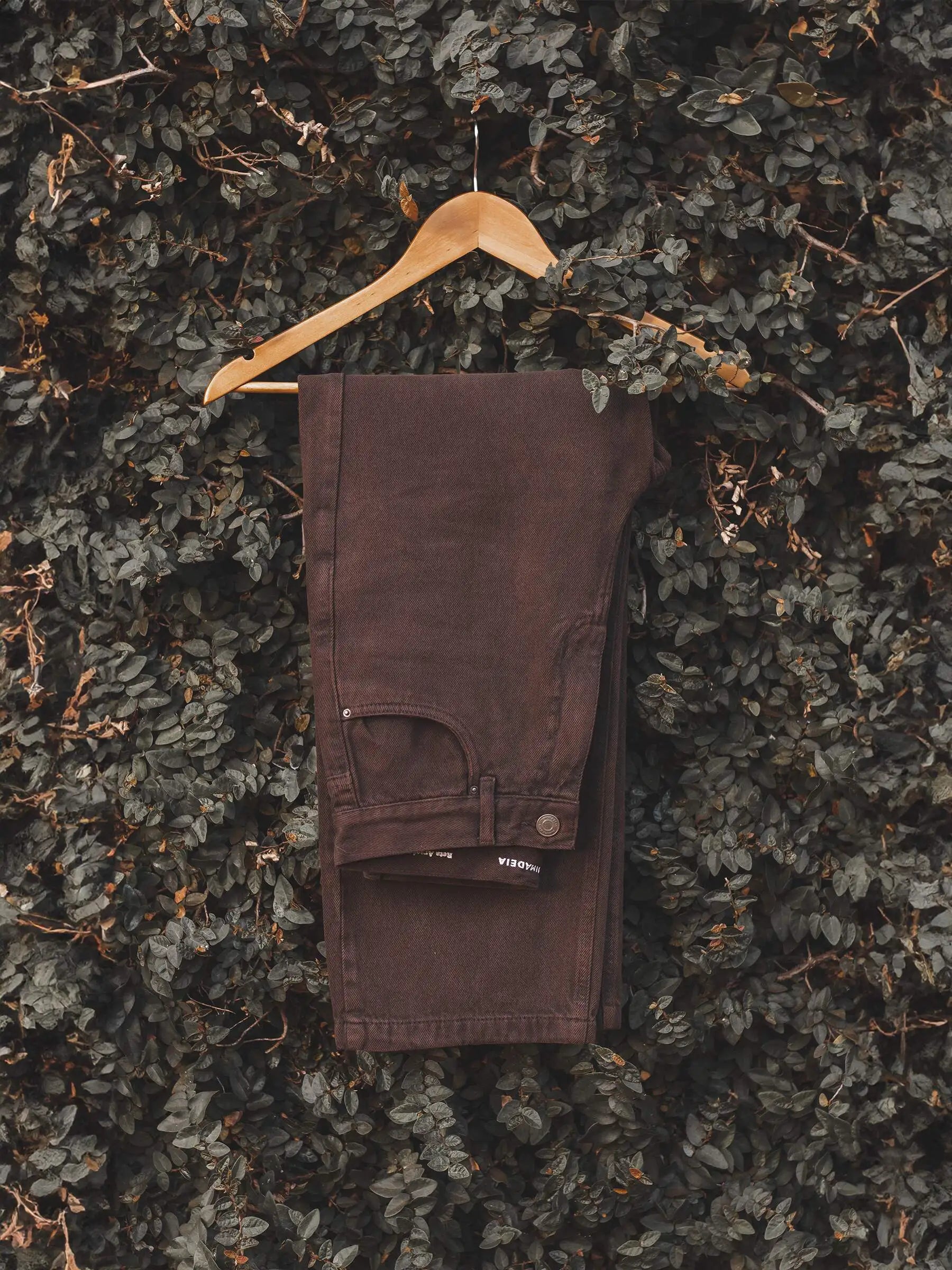 Calça Jeans Reta Araçá Marrom Escuro Eco Denim™. Compre online moda sustentável e atemporal na Minimadeia. Roupas femininas estilosas, básicas e sustentáveis. Foto produto destaque