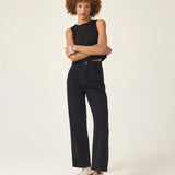Calça Jeans Reta Araçá Preta Eco Denim™. Compre online moda sustentável e atemporal na Minimadeia. Roupas femininas estilosas, básicas e sustentáveis. Foto produto ABR25 02