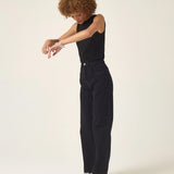 Calça Jeans Reta Araçá Preta Eco Denim™. Compre online moda sustentável e atemporal na Minimadeia. Roupas femininas estilosas, básicas e sustentáveis. Foto produto ABR25 03