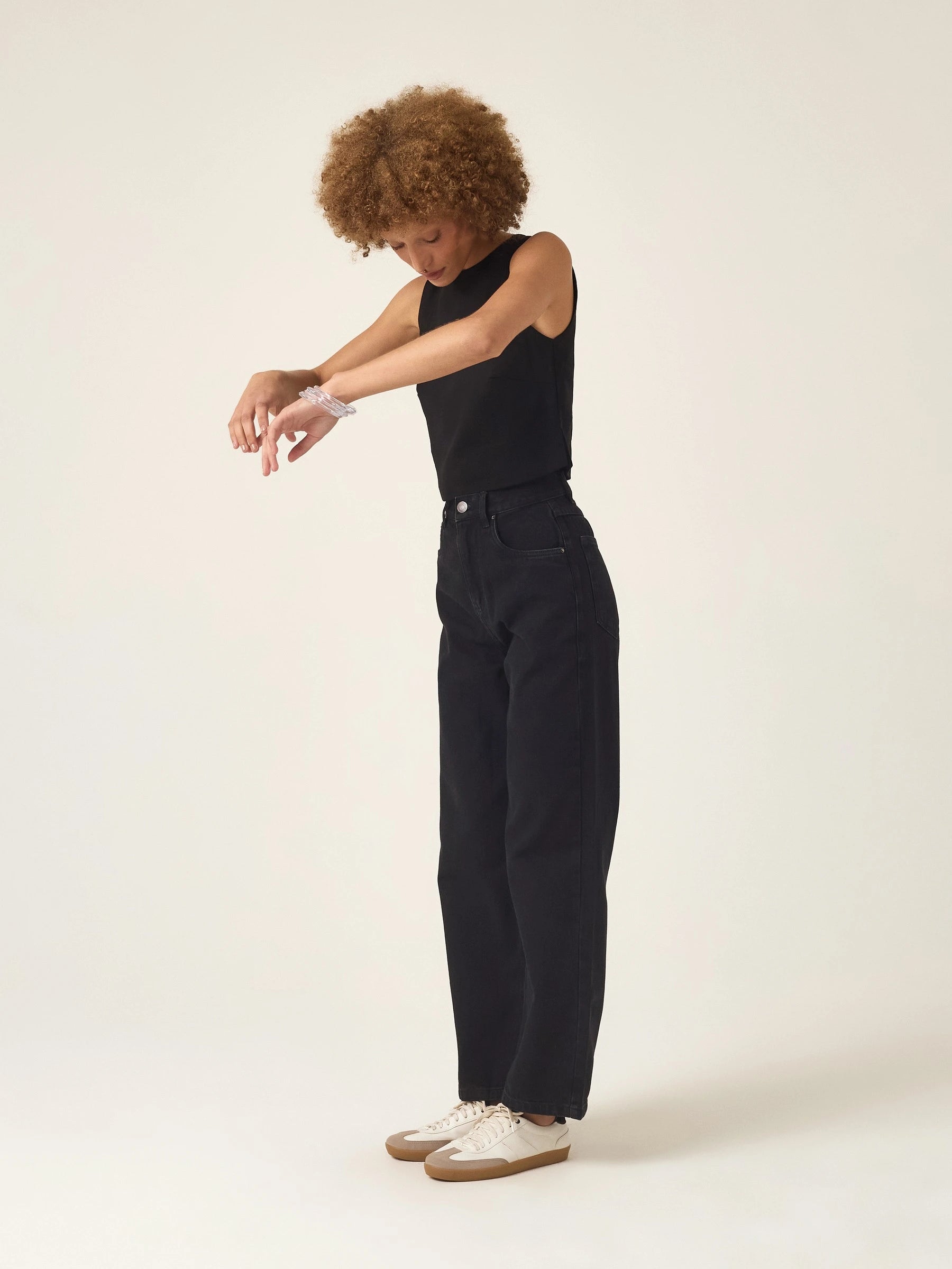 Calça Jeans Reta Araçá Preta Eco Denim™. Compre online moda sustentável e atemporal na Minimadeia. Roupas femininas estilosas, básicas e sustentáveis. Foto produto ABR25 03