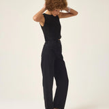 Calça Jeans Reta Araçá Preta Eco Denim™. Compre online moda sustentável e atemporal na Minimadeia. Roupas femininas estilosas, básicas e sustentáveis. Foto produto ABR25 05