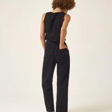 Calça Jeans Reta Araçá Preta Eco Denim™. Compre online moda sustentável e atemporal na Minimadeia. Roupas femininas estilosas, básicas e sustentáveis. Foto produto ABR25 06