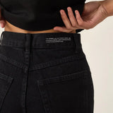 Calça Jeans Reta Araçá Preta Eco Denim™. Compre online moda sustentável e atemporal na Minimadeia. Roupas femininas estilosas, básicas e sustentáveis. Foto produto ABR25 07