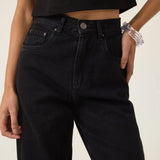 Calça Jeans Reta Araçá Preta Eco Denim™. Compre online moda sustentável e atemporal na Minimadeia. Roupas femininas estilosas, básicas e sustentáveis. Foto produto ABR25 08
