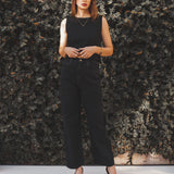 Calça Jeans Reta Araçá Preta Eco Denim™. Compre online moda sustentável e atemporal na Minimadeia. Roupas femininas estilosas, básicas e sustentáveis. Foto produto 01