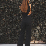 Calça Jeans Reta Araçá Preta Eco Denim™. Compre online moda sustentável e atemporal na Minimadeia. Roupas femininas estilosas, básicas e sustentáveis. Foto produto 06