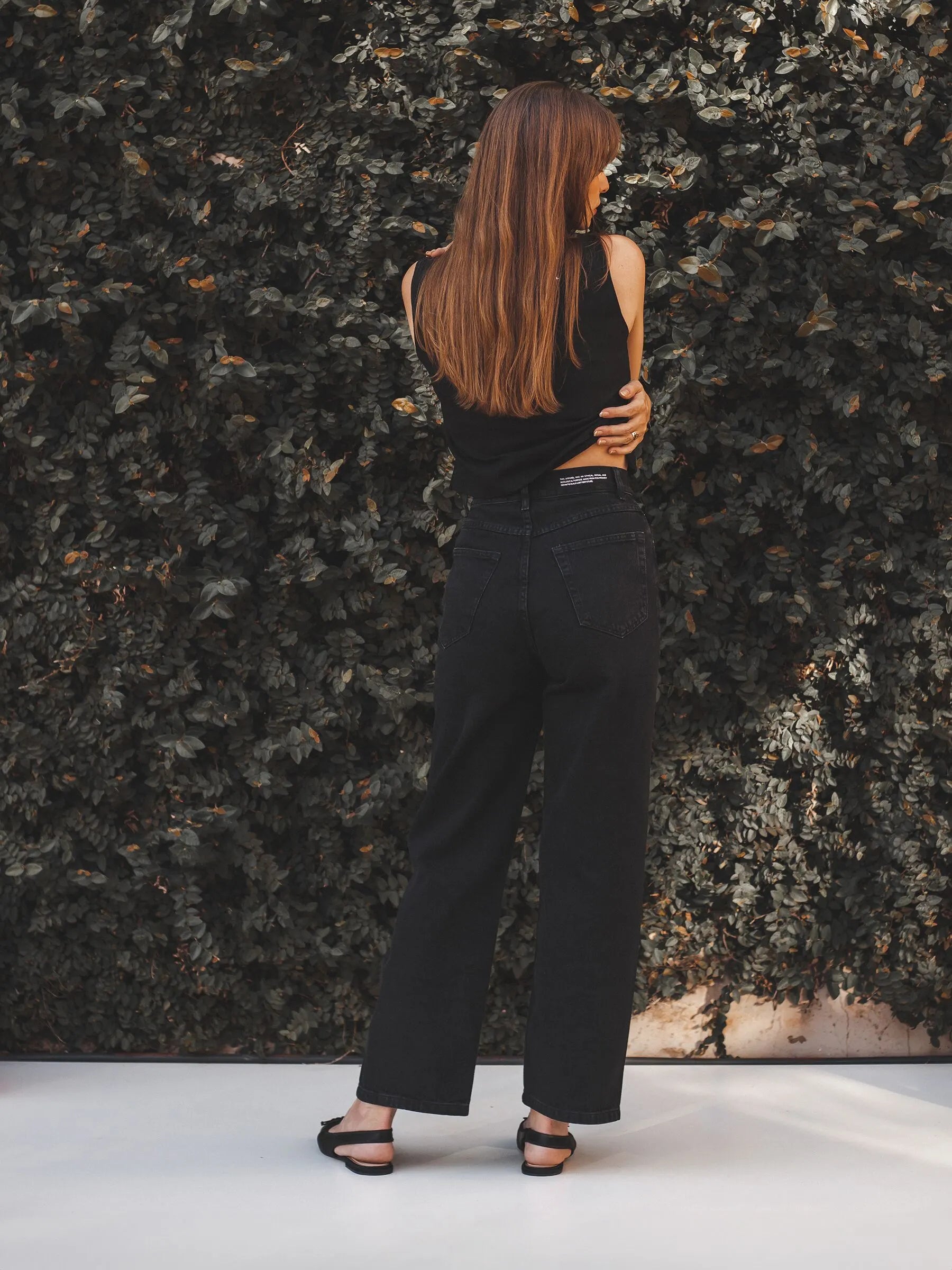 Calça Jeans Reta Araçá Preta Eco Denim™. Compre online moda sustentável e atemporal na Minimadeia. Roupas femininas estilosas, básicas e sustentáveis. Foto produto 06