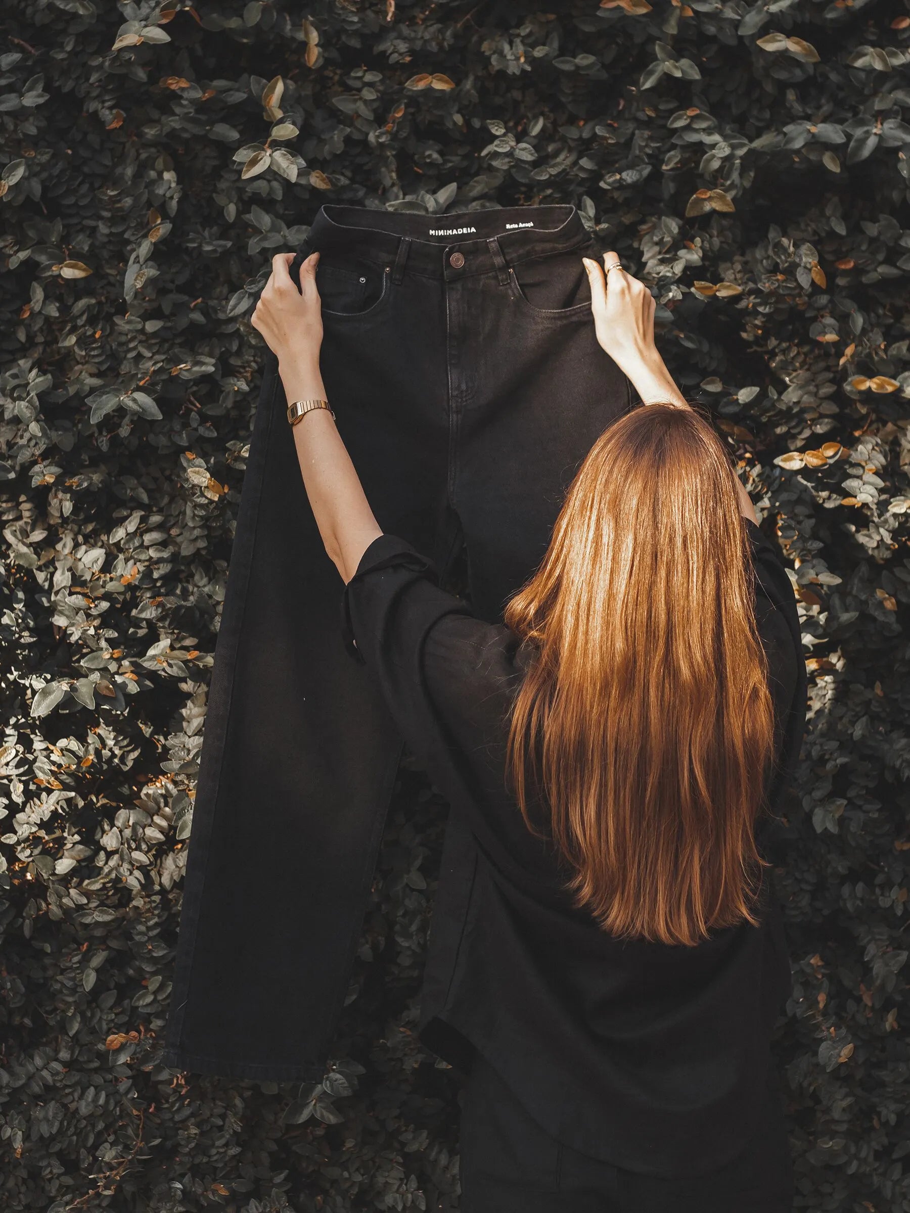 Calça Jeans Reta Araçá Preta Eco Denim™. Compre online moda sustentável e atemporal na Minimadeia. Roupas femininas estilosas, básicas e sustentáveis. Foto produto destaque