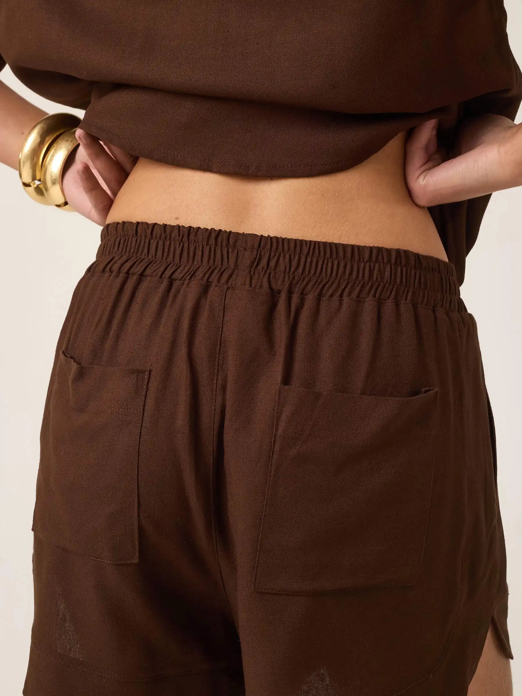 Shorts Boxer Jambo de Linho e Viscose FSC™ Marrom Escuro. Compre online moda sustentável e atemporal na Minimadeia, marca slow fashion de roupas femininas. Foto produto ABR25 07