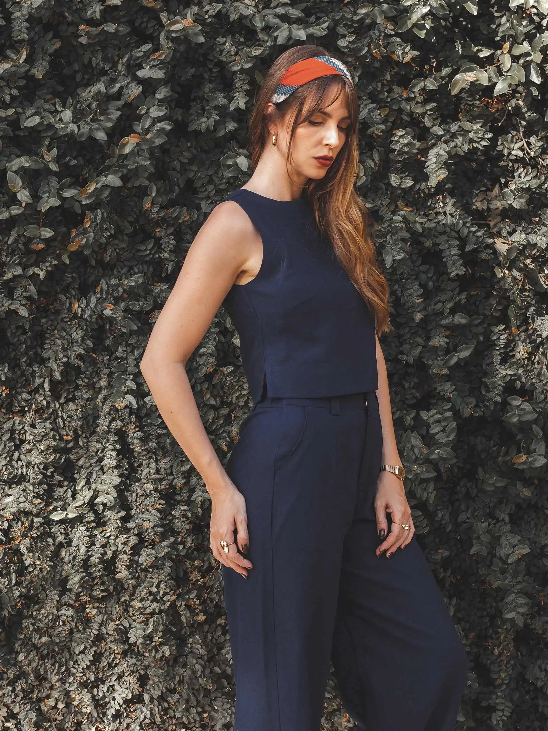 Regata Alfaiataria Angico de Linho e Viscose FSC™ Azul Escuro. Compre online moda sustentável e atemporal na Minimadeia, marca slow fashion de roupas femininas. Foto produto SET25 10