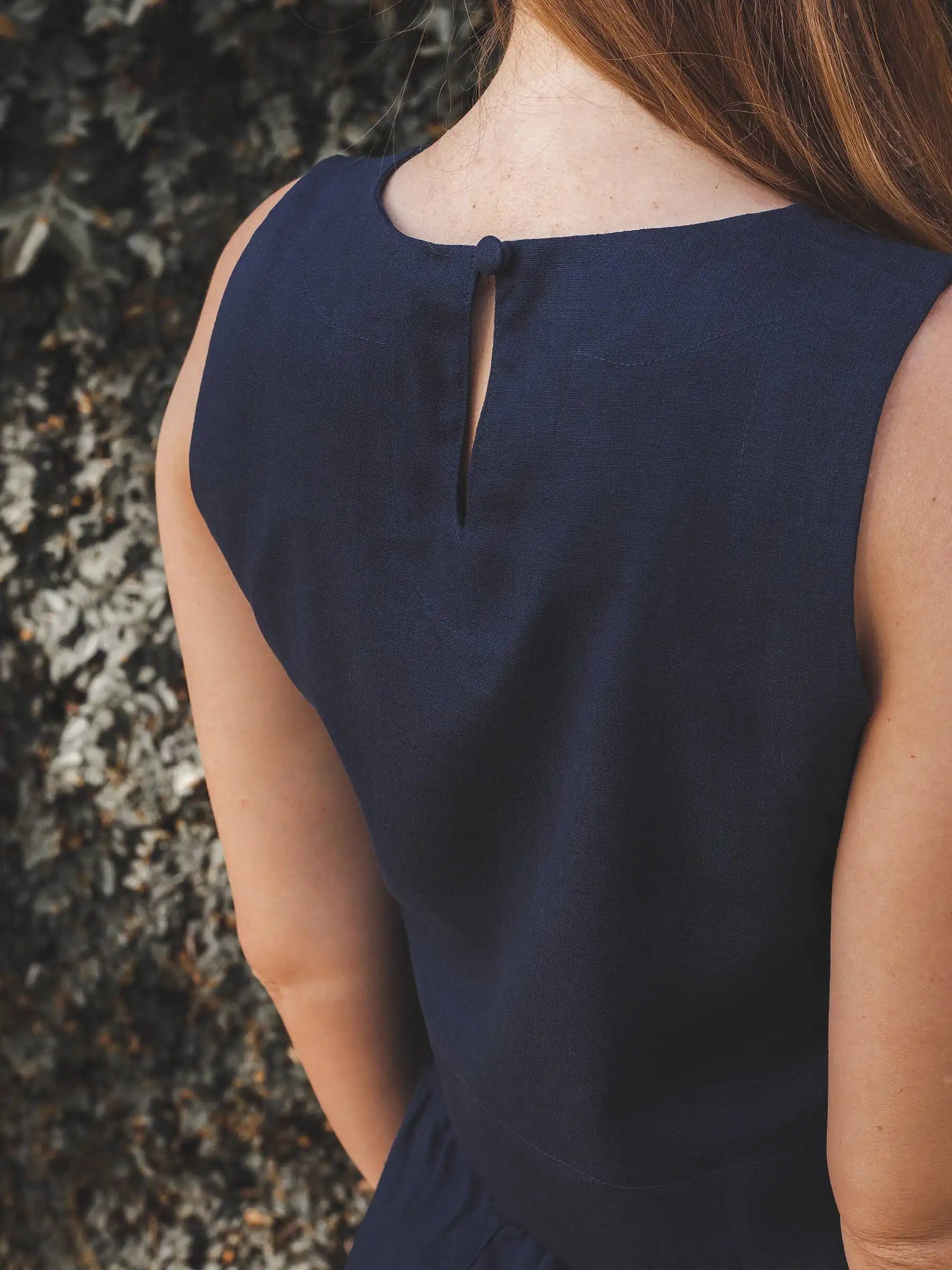 Regata Alfaiataria Angico de Linho e Viscose FSC™ Azul Escuro. Compre online moda sustentável e atemporal na Minimadeia, marca slow fashion de roupas femininas. Foto produto SET25 16
