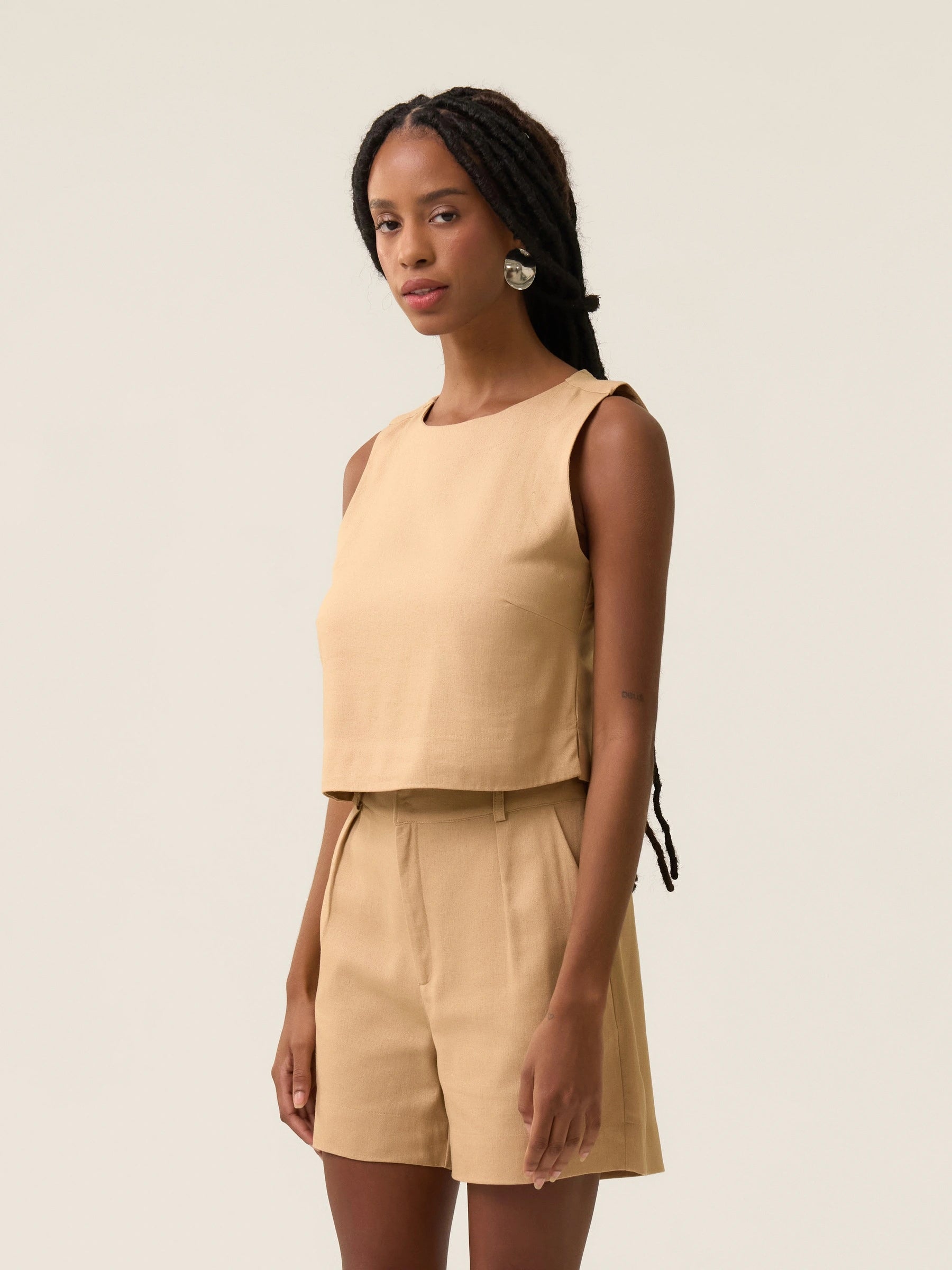 Regata de Linho e Viscose FSC™ Angico Bege. Compre online moda sustentável e atemporal na Minimadeia. Roupas femininas estilosas, básicas e sustentáveis. Foto produto 04
