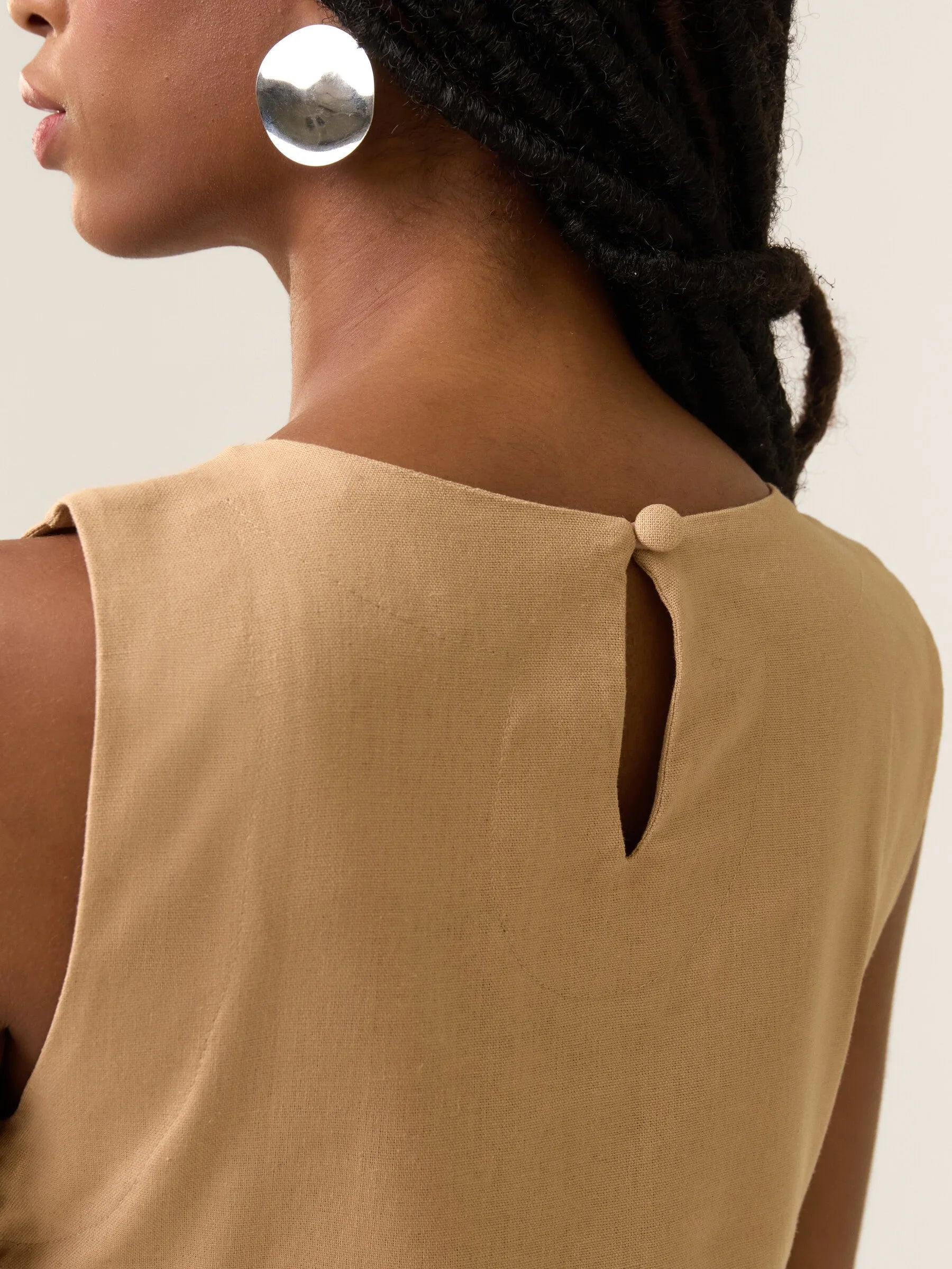 Regata de Linho e Viscose FSC™ Angico Bege. Compre online moda sustentável e atemporal na Minimadeia. Roupas femininas estilosas, básicas e sustentáveis. Foto produto 07