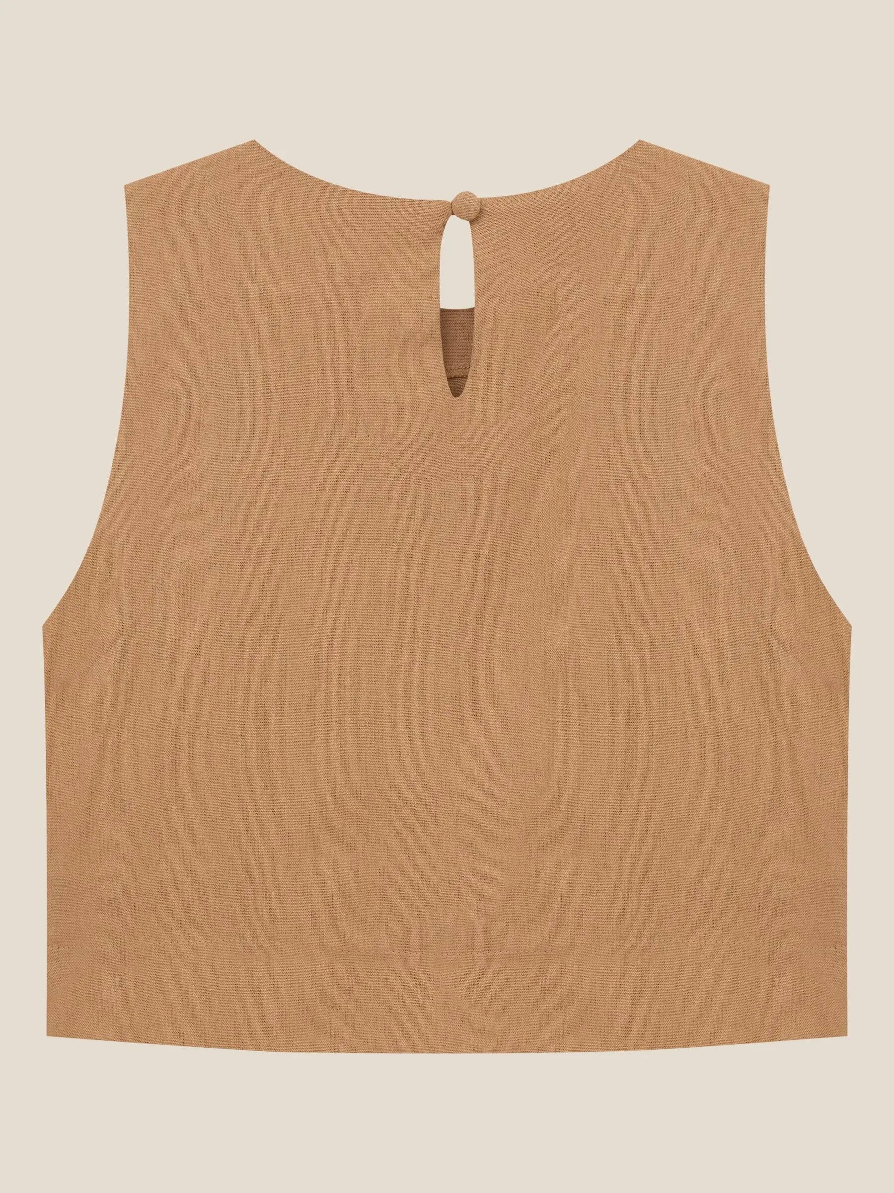 Regata de Linho e Viscose FSC™ Angico Bege. Compre online moda sustentável e atemporal na Minimadeia. Roupas femininas estilosas, básicas e sustentáveis. Foto produto still 02