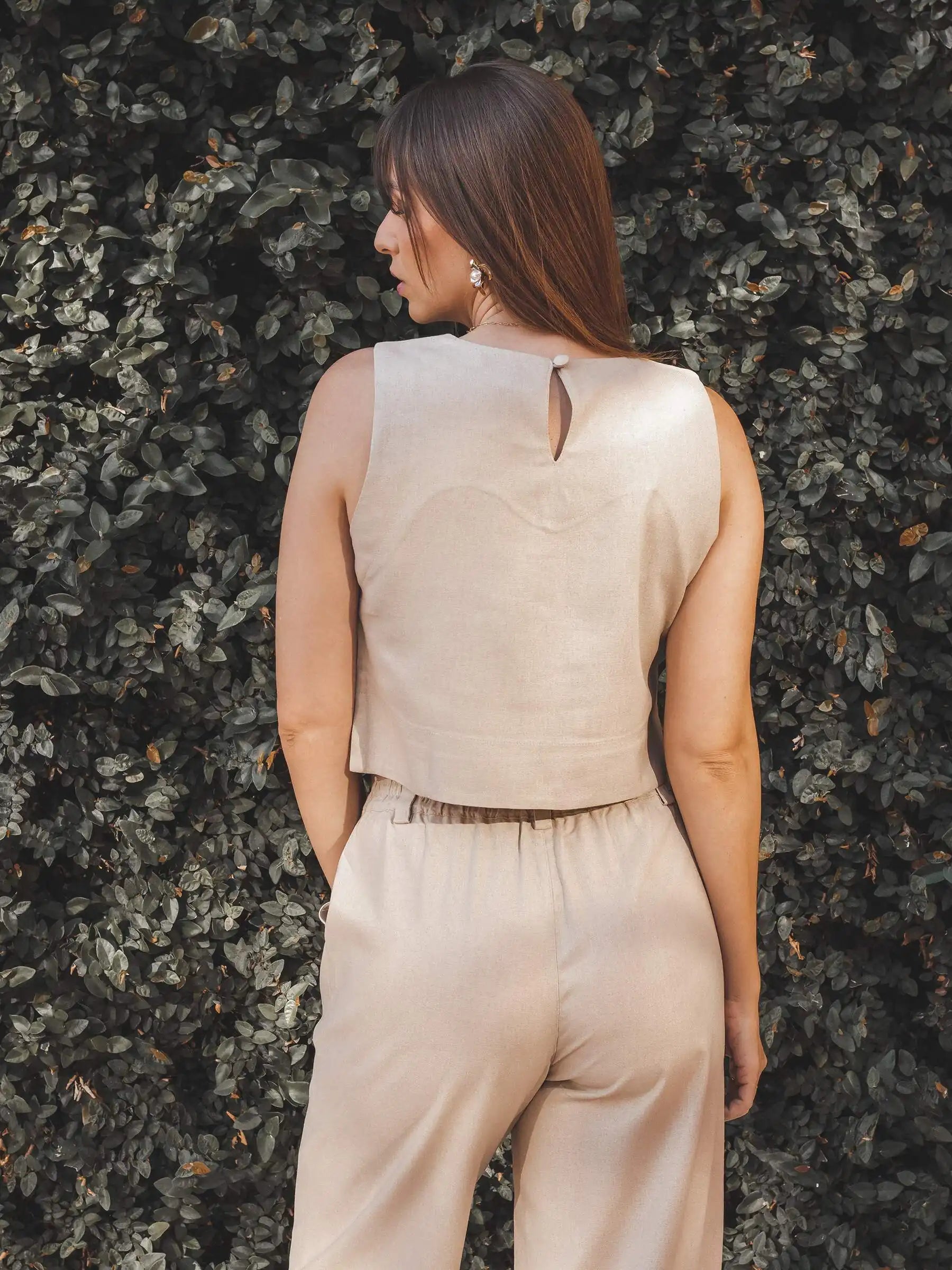 Regata Alfaiataria Angico de Linho e Viscose FSC™ Bege Claro. Compre online moda sustentável e atemporal na Minimadeia, marca slow fashion de roupas femininas. Foto produto JUL25 08