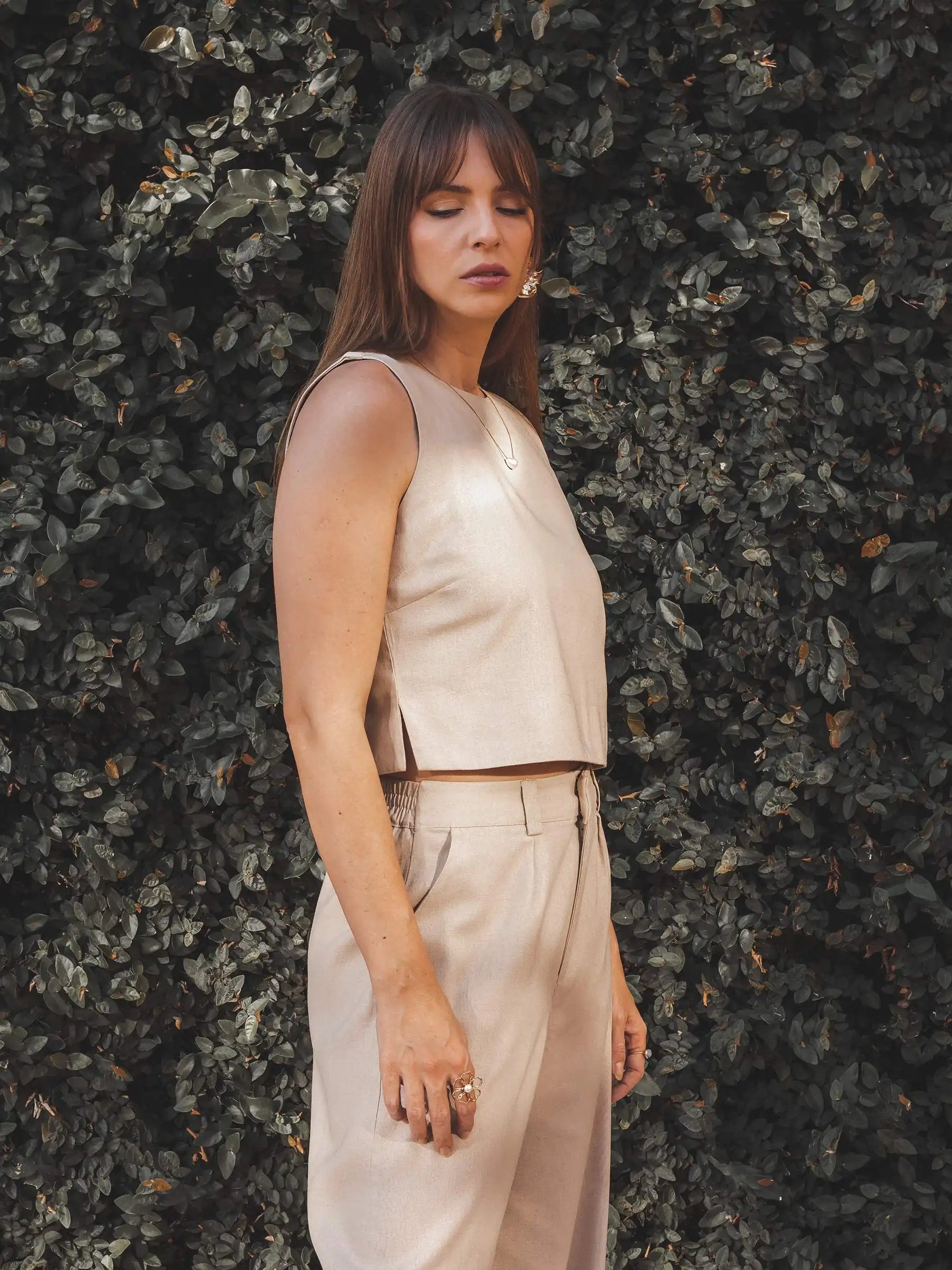 Regata Alfaiataria Angico de Linho e Viscose FSC™ Bege Claro. Compre online moda sustentável e atemporal na Minimadeia, marca slow fashion de roupas femininas. Foto produto JUL25 10