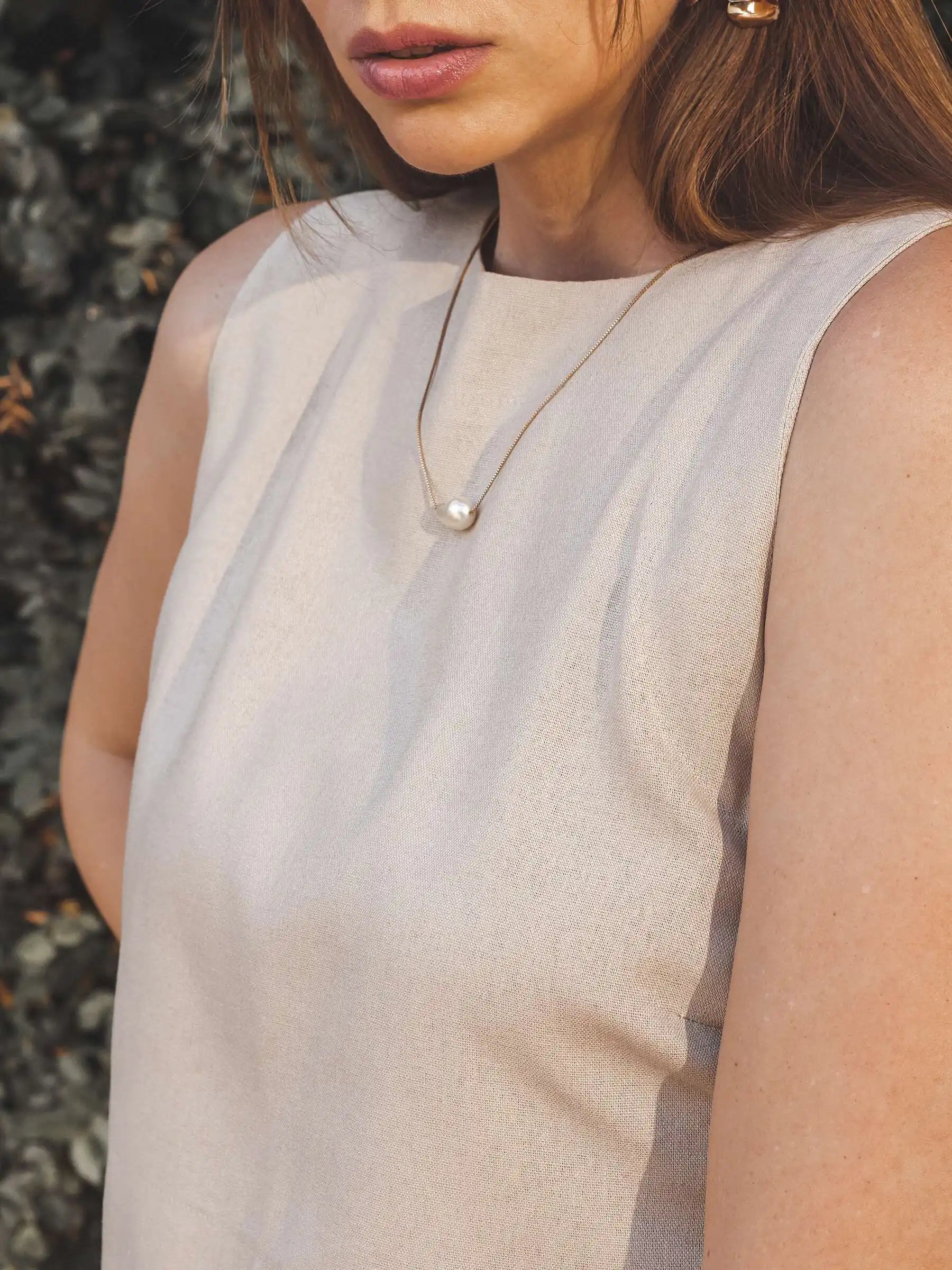 Regata Alfaiataria Angico de Linho e Viscose FSC™ Bege Claro. Compre online moda sustentável e atemporal na Minimadeia, marca slow fashion de roupas femininas. Foto produto JUL25 12