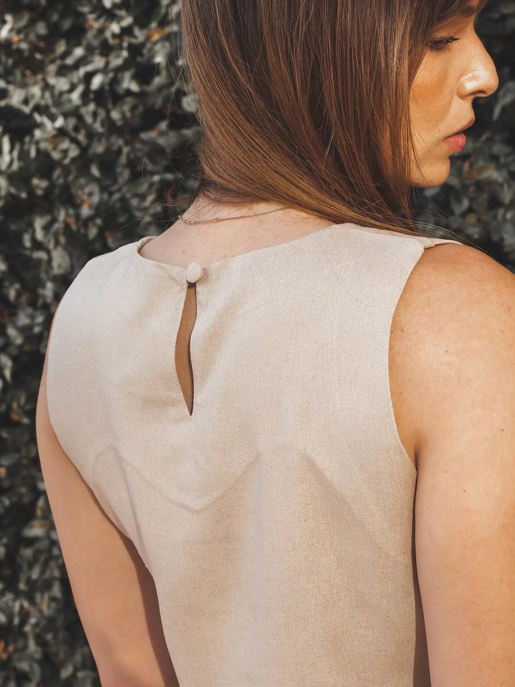 Regata Alfaiataria Angico de Linho e Viscose FSC™ Bege Claro. Compre online moda sustentável e atemporal na Minimadeia, marca slow fashion de roupas femininas. Foto produto JUL25 14