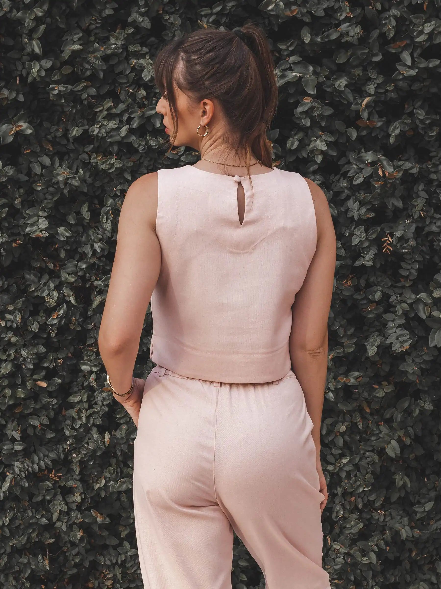 Regata Alfaiataria Angico de Linho e Viscose FSC™ Rosa Claro. Compre online moda sustentável e atemporal na Minimadeia, marca slow fashion de roupas femininas. Foto produto AGO25 08