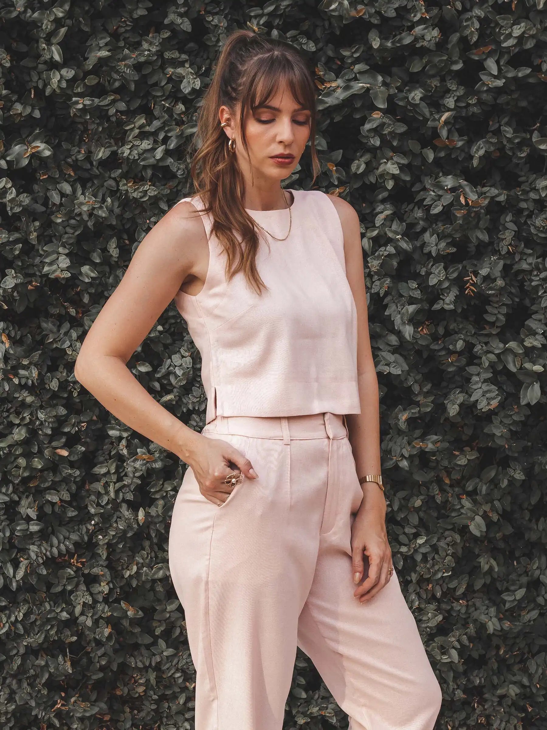 Regata Alfaiataria Angico de Linho e Viscose FSC™ Rosa Claro. Compre online moda sustentável e atemporal na Minimadeia, marca slow fashion de roupas femininas. Foto produto AGO25 10