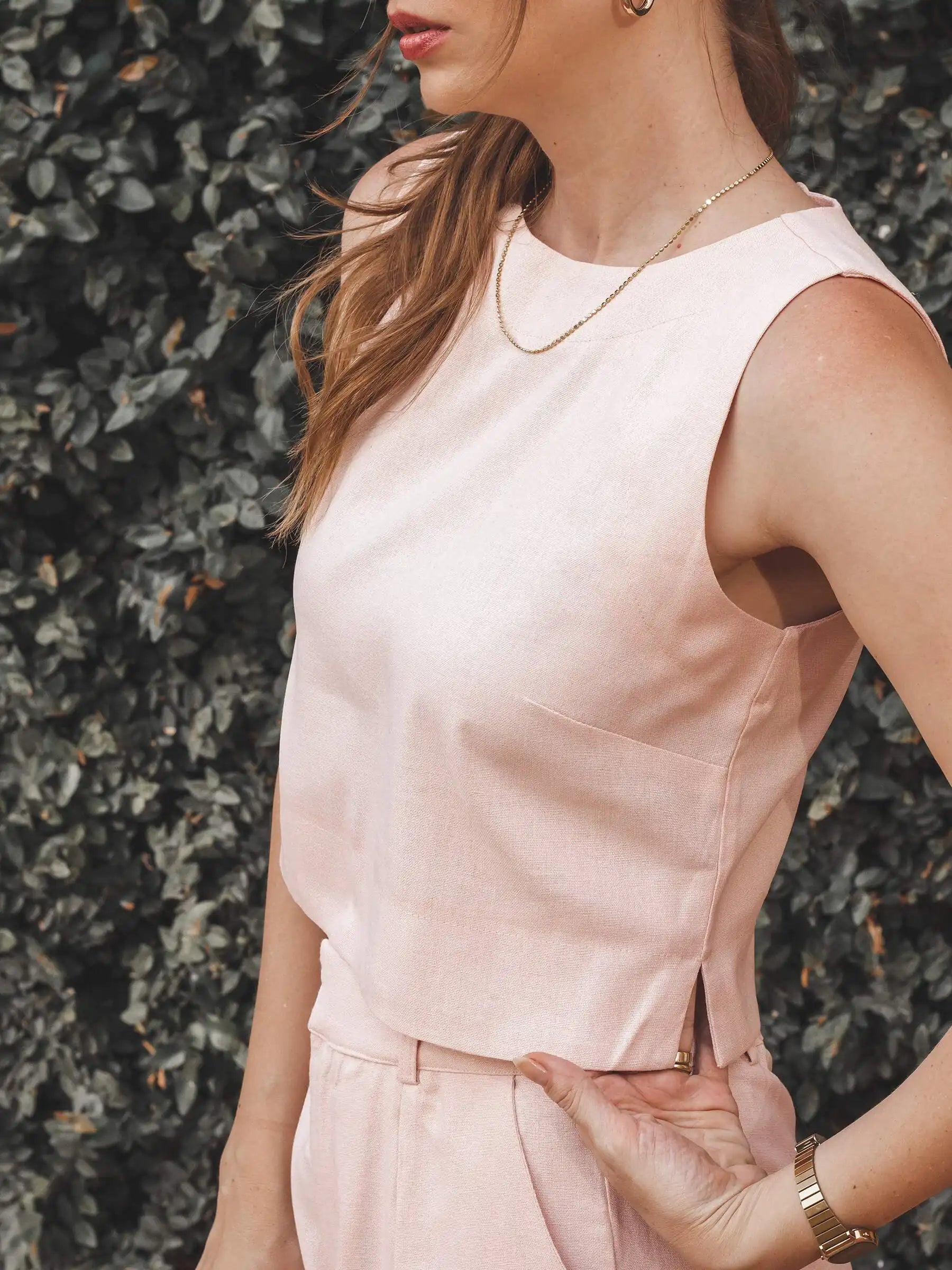 Regata Alfaiataria Angico de Linho e Viscose FSC™ Rosa Claro. Compre online moda sustentável e atemporal na Minimadeia, marca slow fashion de roupas femininas. Foto produto AGO25 11