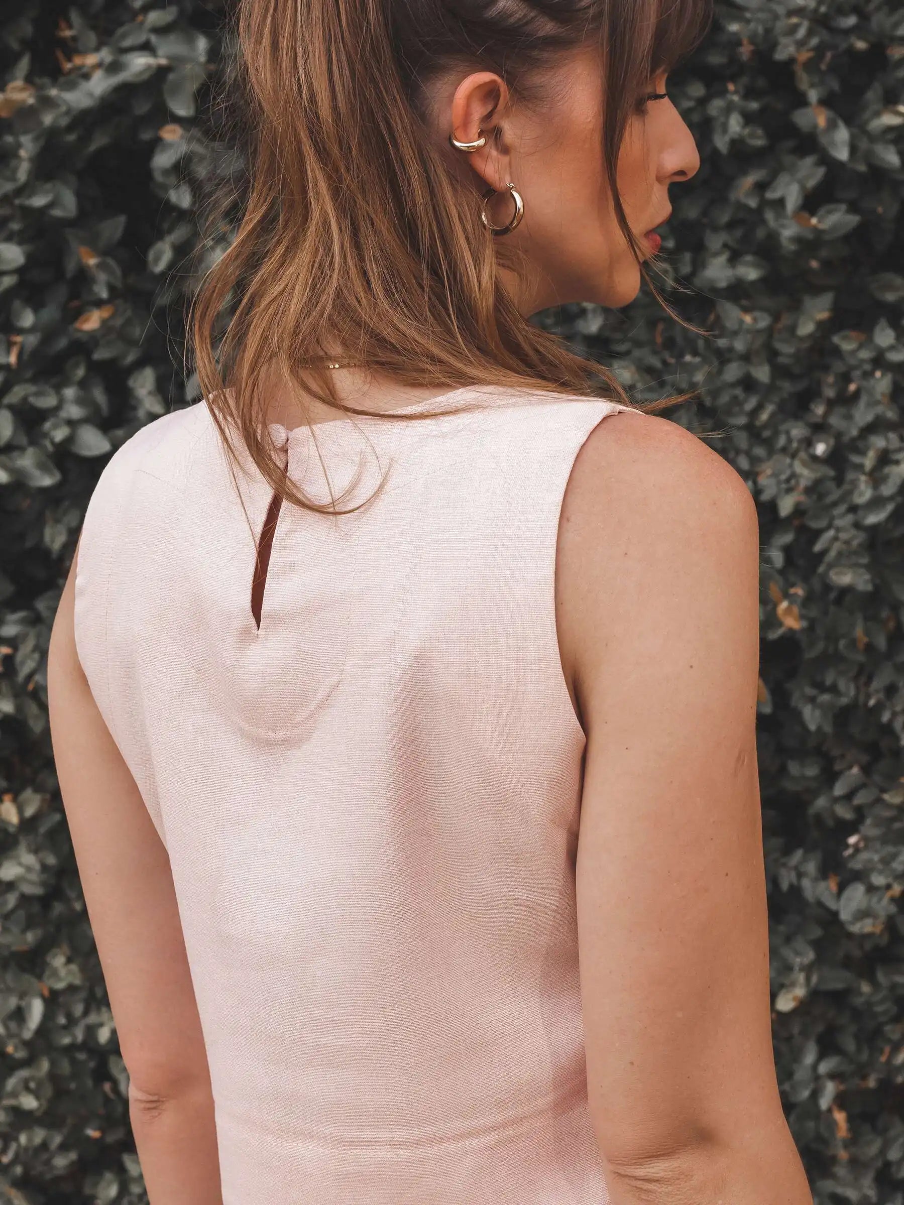 Regata Alfaiataria Angico de Linho e Viscose FSC™ Rosa Claro. Compre online moda sustentável e atemporal na Minimadeia, marca slow fashion de roupas femininas. Foto produto AGO25 14