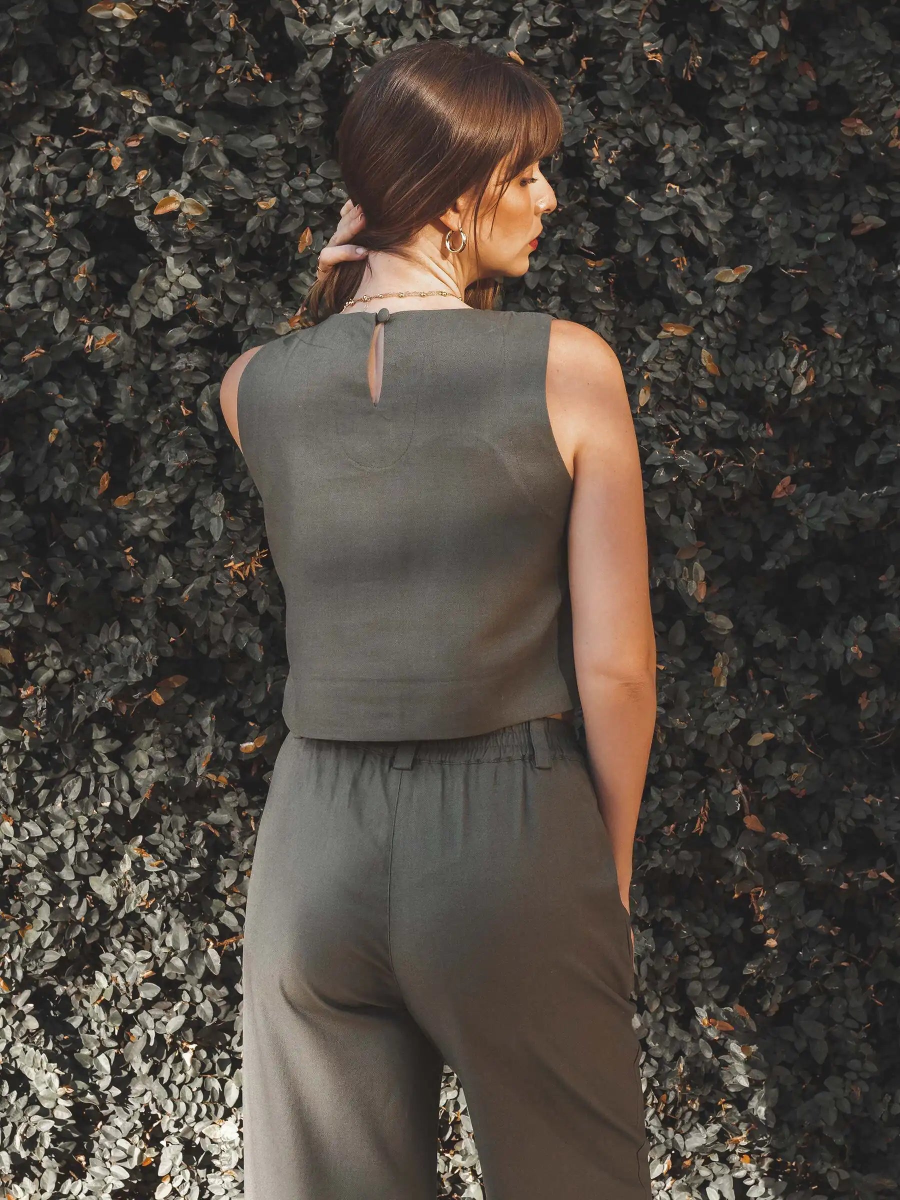 Regata Alfaiataria Angico de Linho e Viscose FSC™ Verde Escuro. Compre online moda sustentável e atemporal na Minimadeia, marca slow fashion de roupas femininas. Foto produto JUL25 06