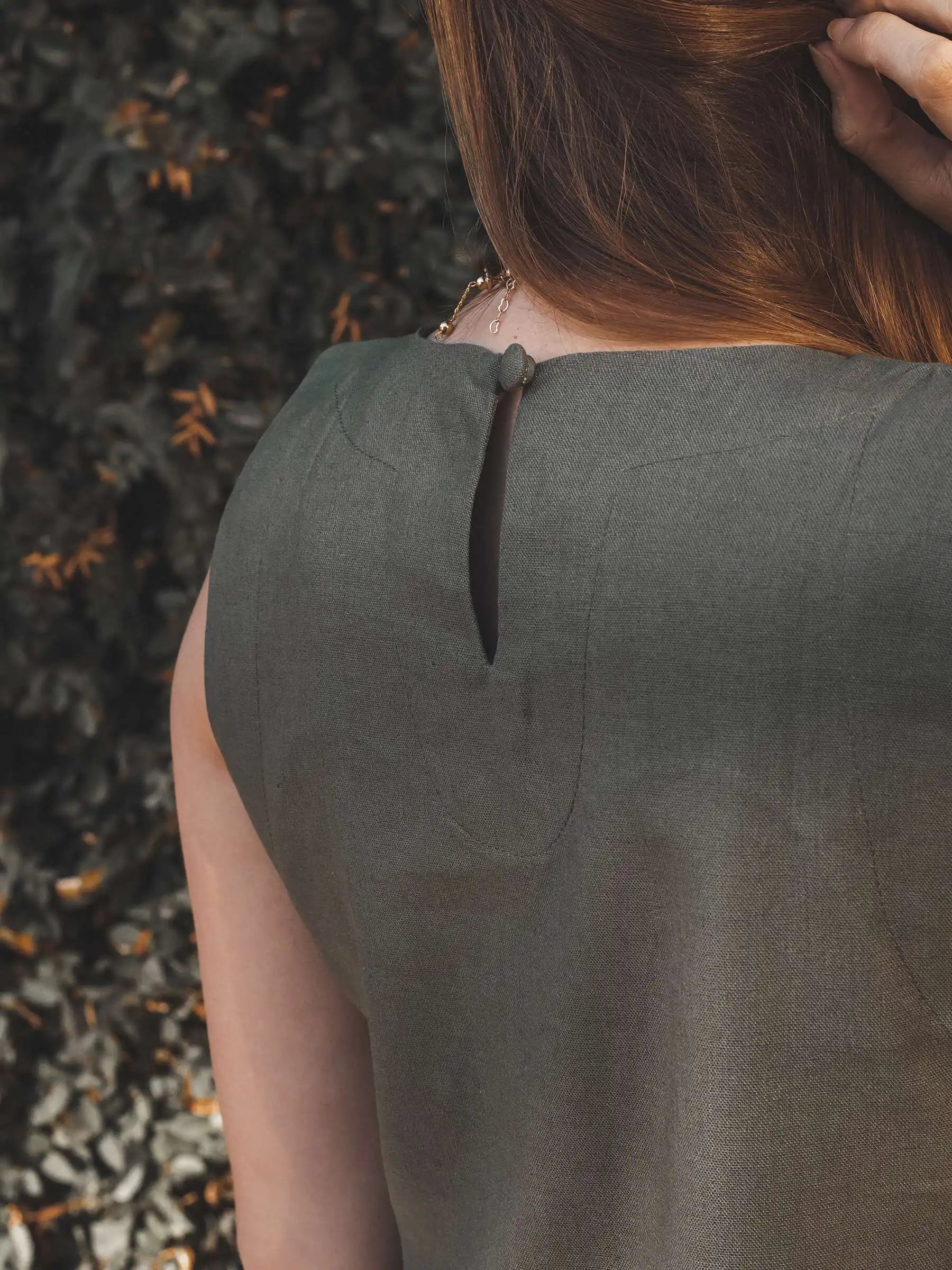 Regata Alfaiataria Angico de Linho e Viscose FSC™ Verde Escuro. Compre online moda sustentável e atemporal na Minimadeia, marca slow fashion de roupas femininas. Foto produto JUL25 14