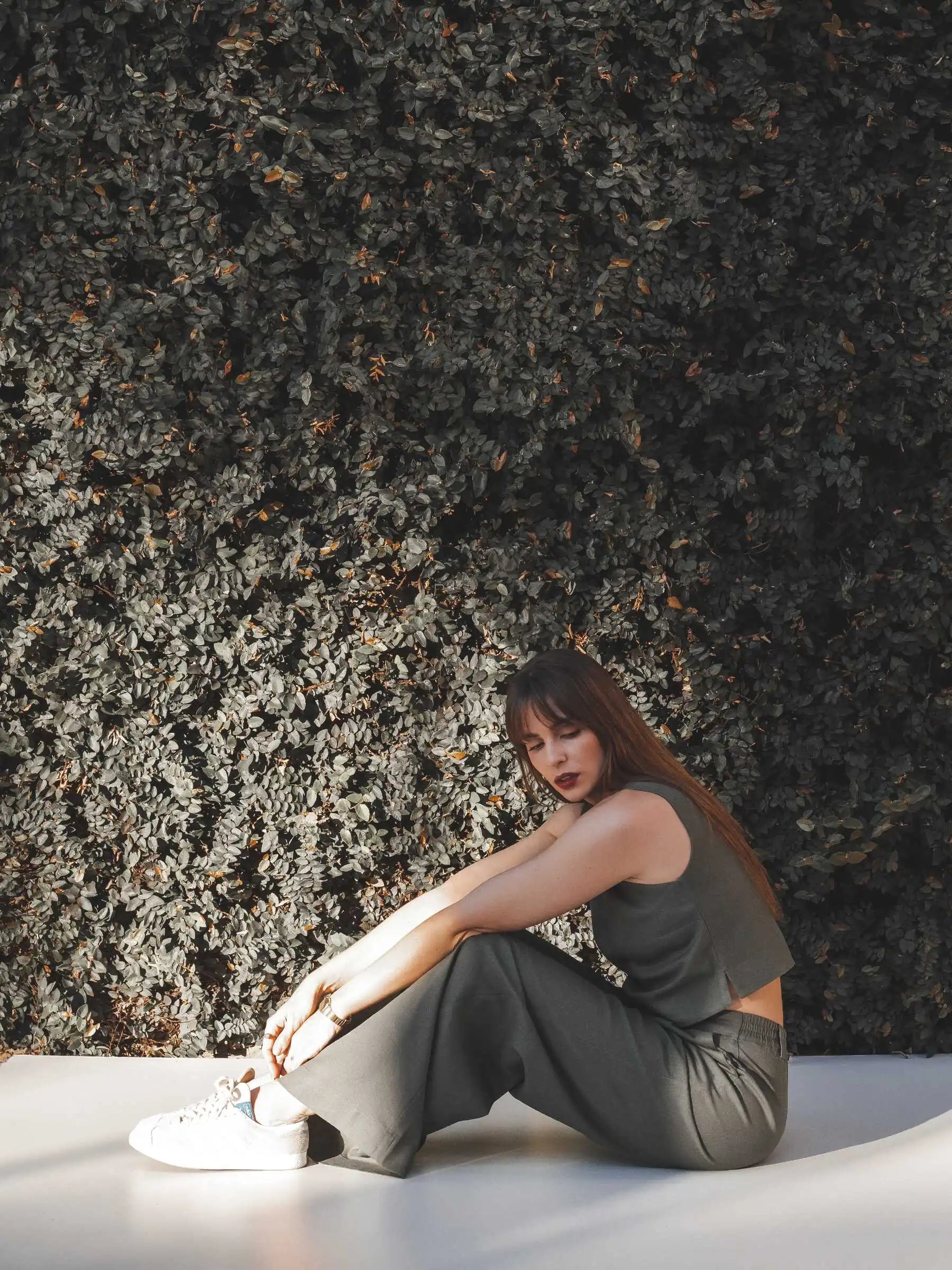 Regata Alfaiataria Angico de Linho e Viscose FSC™ Verde Escuro. Compre online moda sustentável e atemporal na Minimadeia, marca slow fashion de roupas femininas. Foto produto JUL25 15