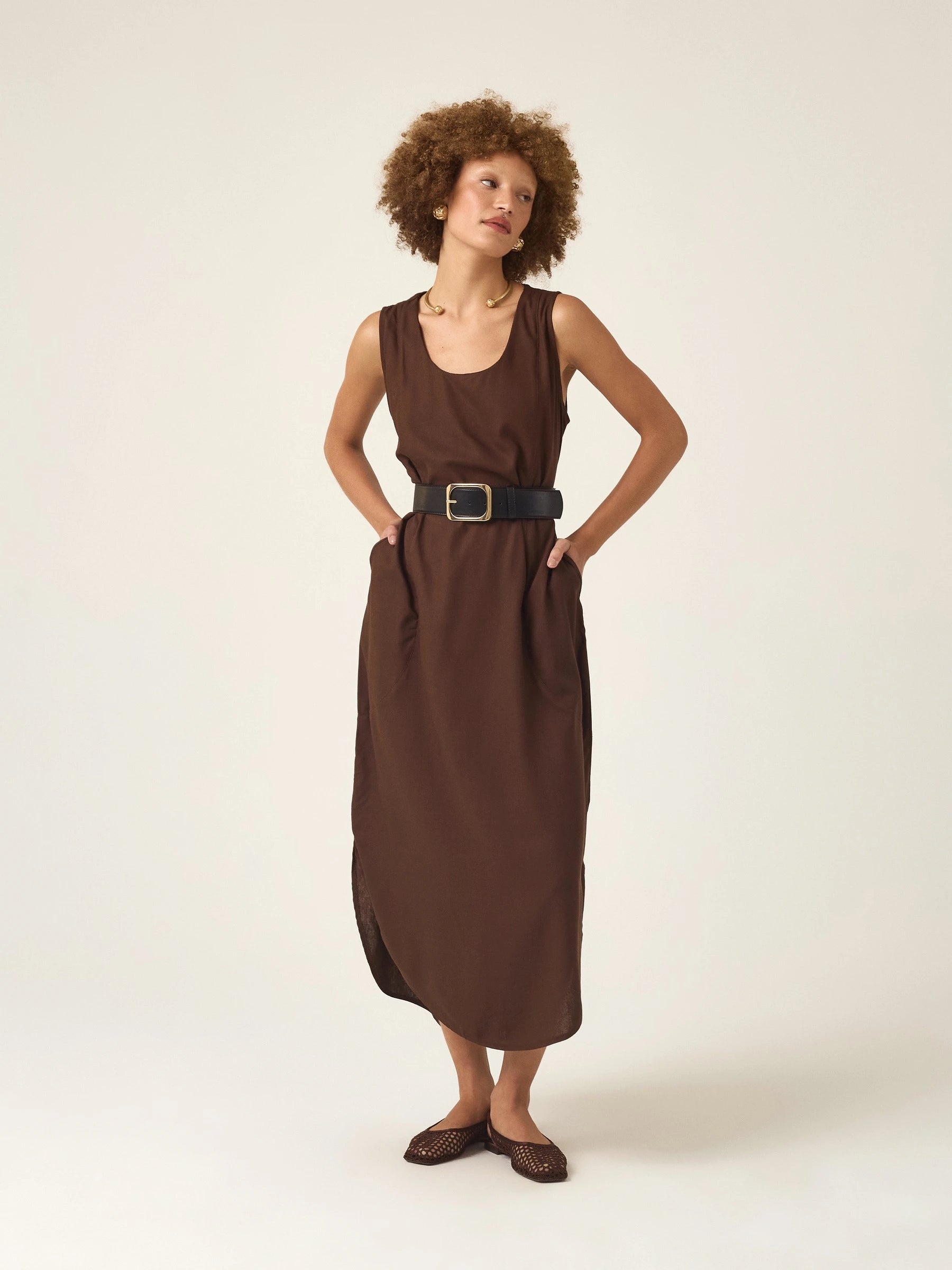 Vestido Midi em Linho & Viscose FSC™ Marrom Escuro. Compre online moda sustentável e atemporal na Minimadeia, marca slow fashion de roupas femininas. Foto produto ABR25 01